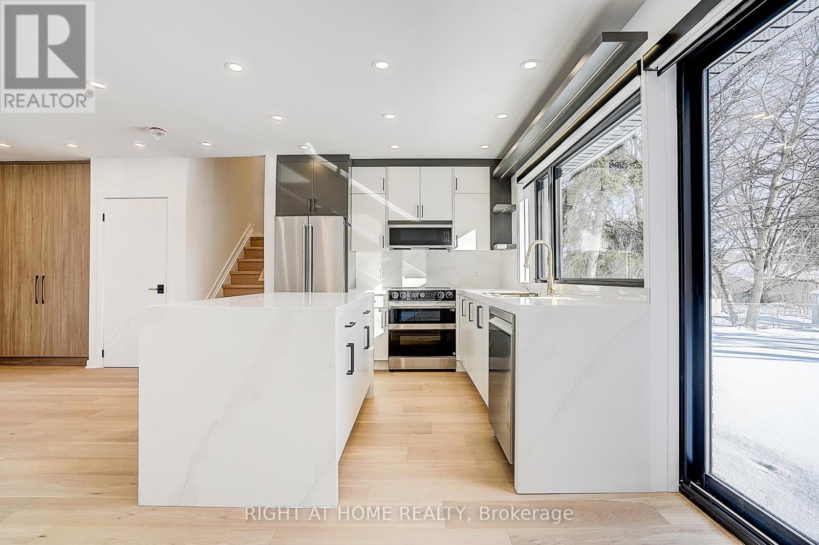 












215 CHURCHILL AVENUE

,
Toronto (Willowdale West),




Ontario
M2R1E2

