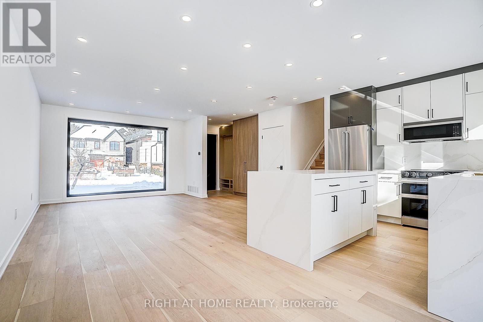 












215 CHURCHILL AVENUE

,
Toronto (Willowdale West),




Ontario
M2R1E2

