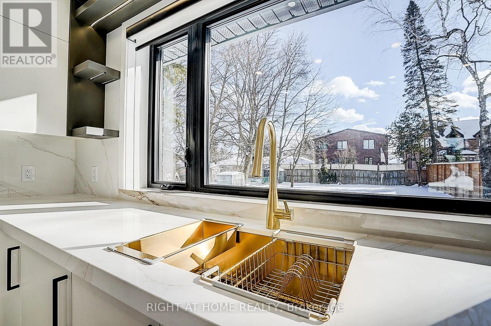 












215 CHURCHILL AVENUE

,
Toronto (Willowdale West),




Ontario
M2R1E2

