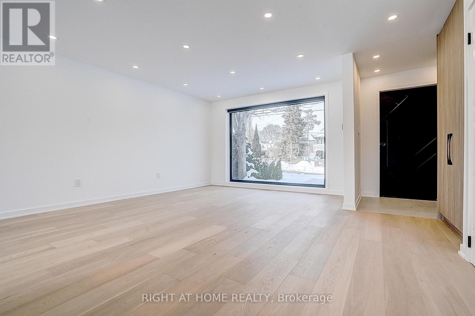 












215 CHURCHILL AVENUE

,
Toronto (Willowdale West),




Ontario
M2R1E2

