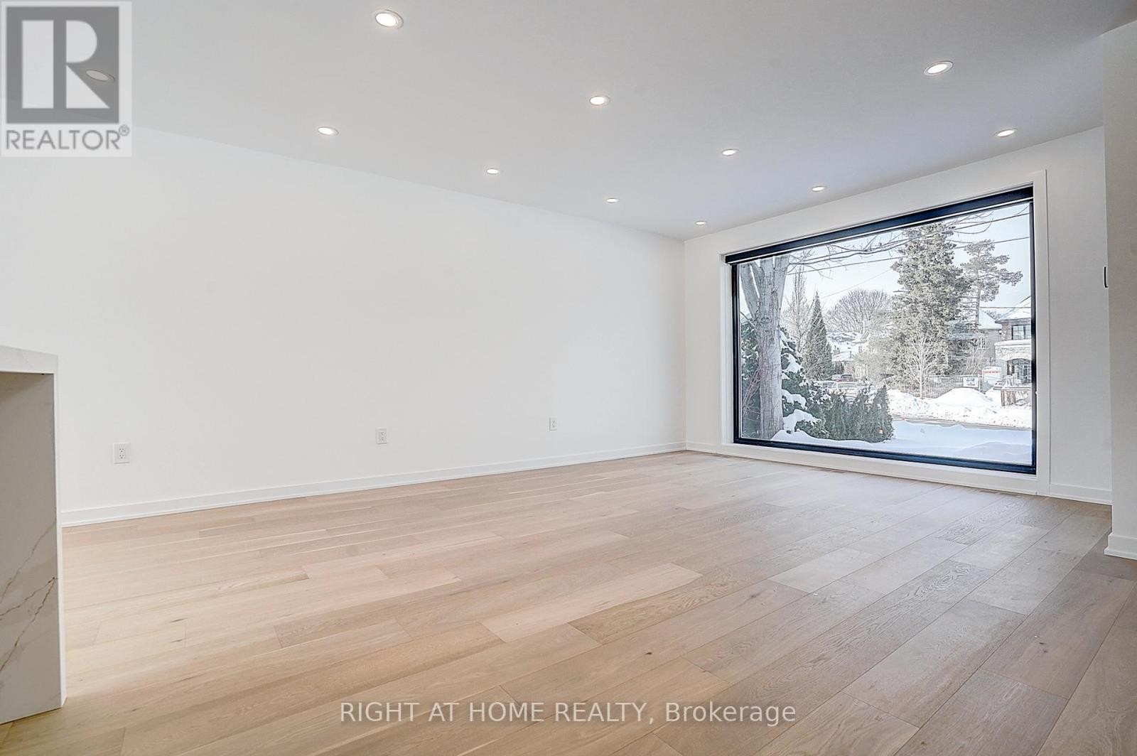 












215 CHURCHILL AVENUE

,
Toronto (Willowdale West),




Ontario
M2R1E2

