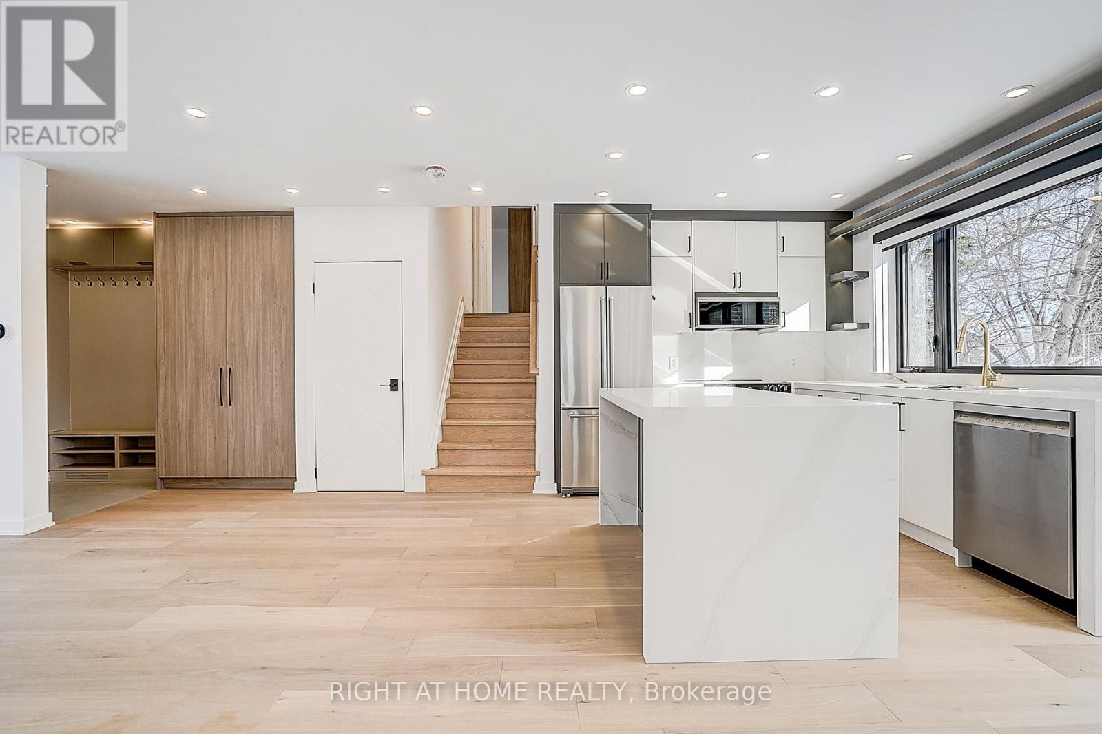 












215 CHURCHILL AVENUE

,
Toronto (Willowdale West),




Ontario
M2R1E2

