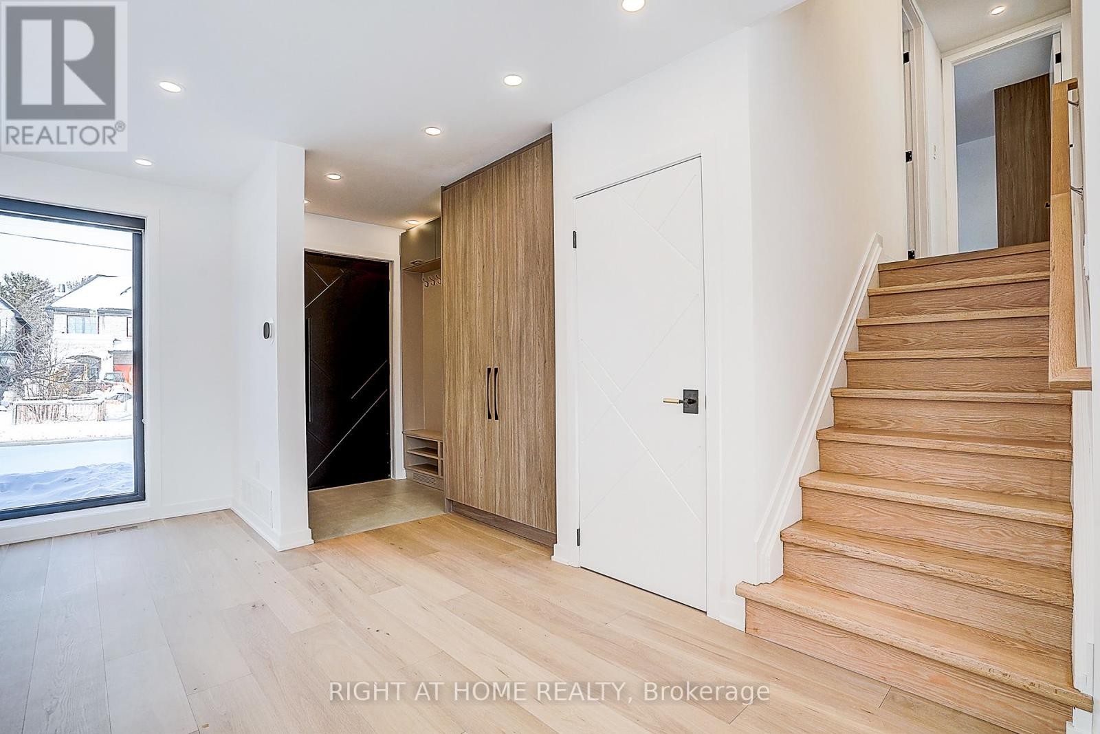 












215 CHURCHILL AVENUE

,
Toronto (Willowdale West),




Ontario
M2R1E2

