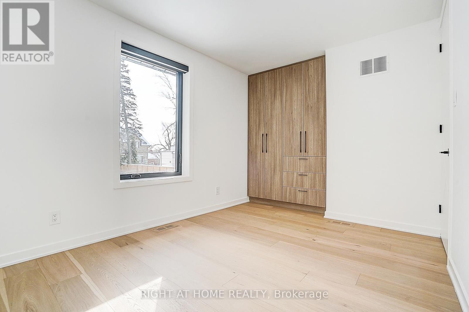 












215 CHURCHILL AVENUE

,
Toronto (Willowdale West),




Ontario
M2R1E2

