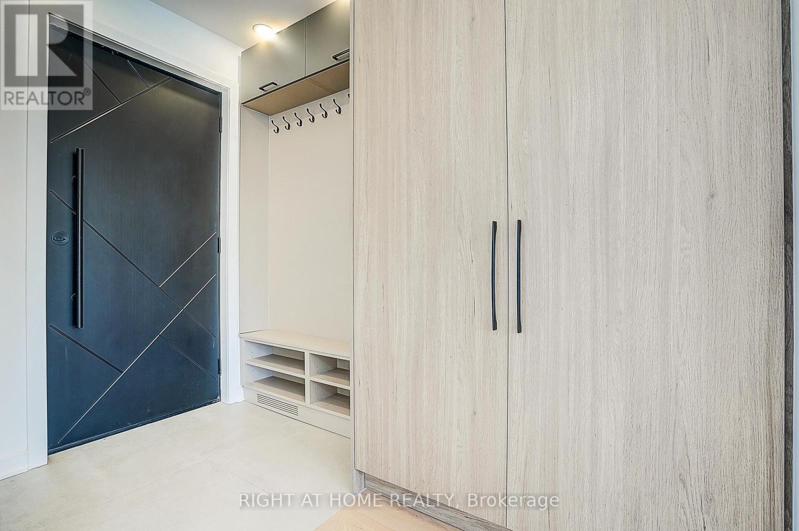 












215 CHURCHILL AVENUE

,
Toronto (Willowdale West),




Ontario
M2R1E2

