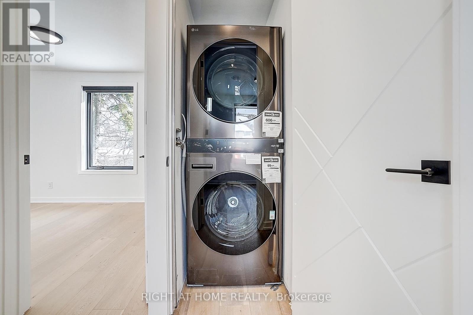 












215 CHURCHILL AVENUE

,
Toronto (Willowdale West),




Ontario
M2R1E2

