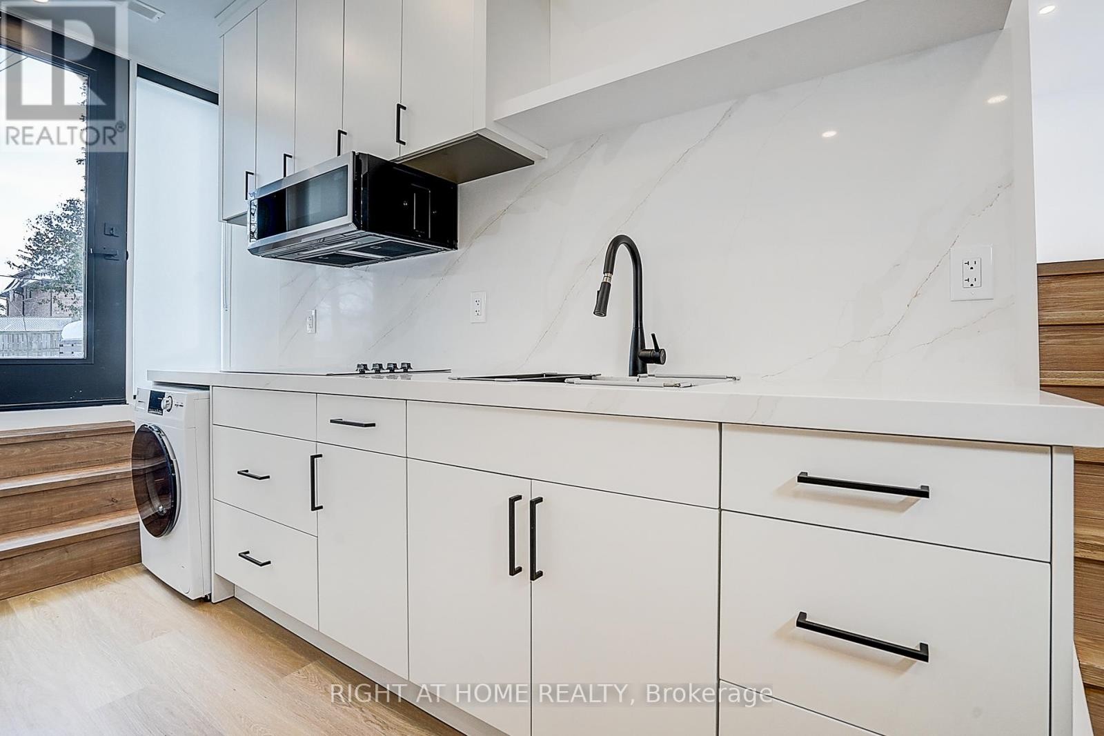 












215 CHURCHILL AVENUE

,
Toronto (Willowdale West),




Ontario
M2R1E2

