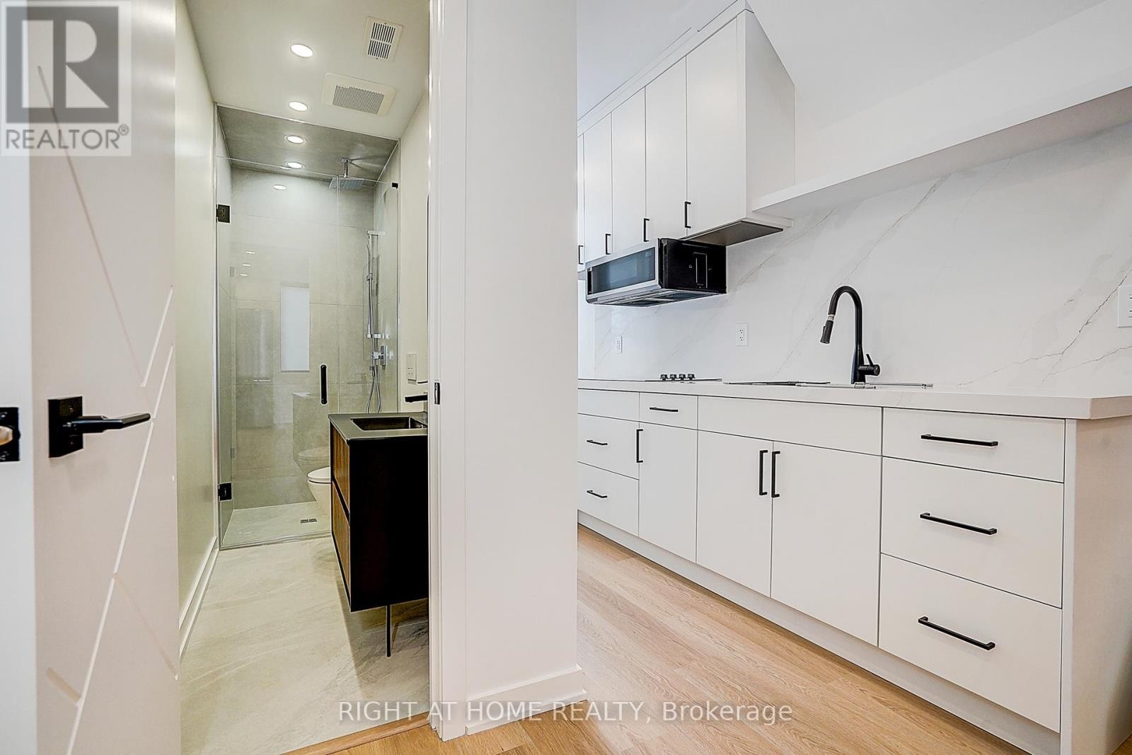 












215 CHURCHILL AVENUE

,
Toronto (Willowdale West),




Ontario
M2R1E2

