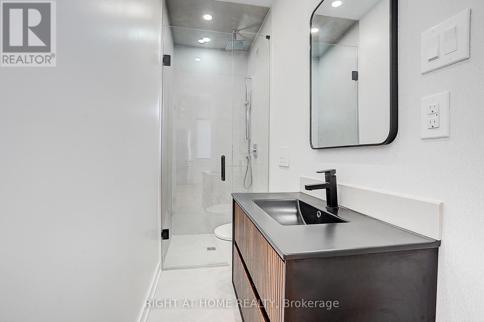 












215 CHURCHILL AVENUE

,
Toronto (Willowdale West),




Ontario
M2R1E2

