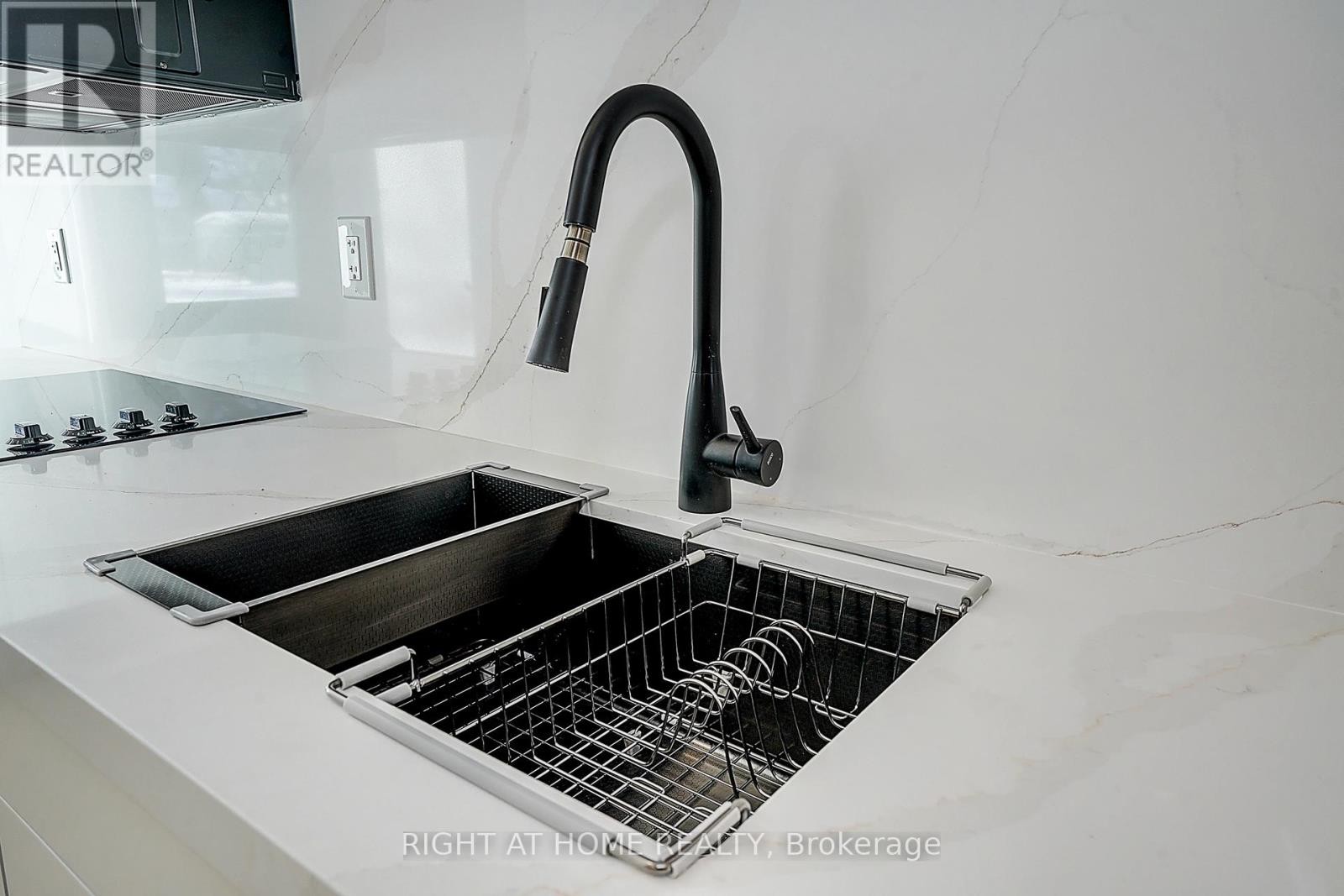 












215 CHURCHILL AVENUE

,
Toronto (Willowdale West),




Ontario
M2R1E2

