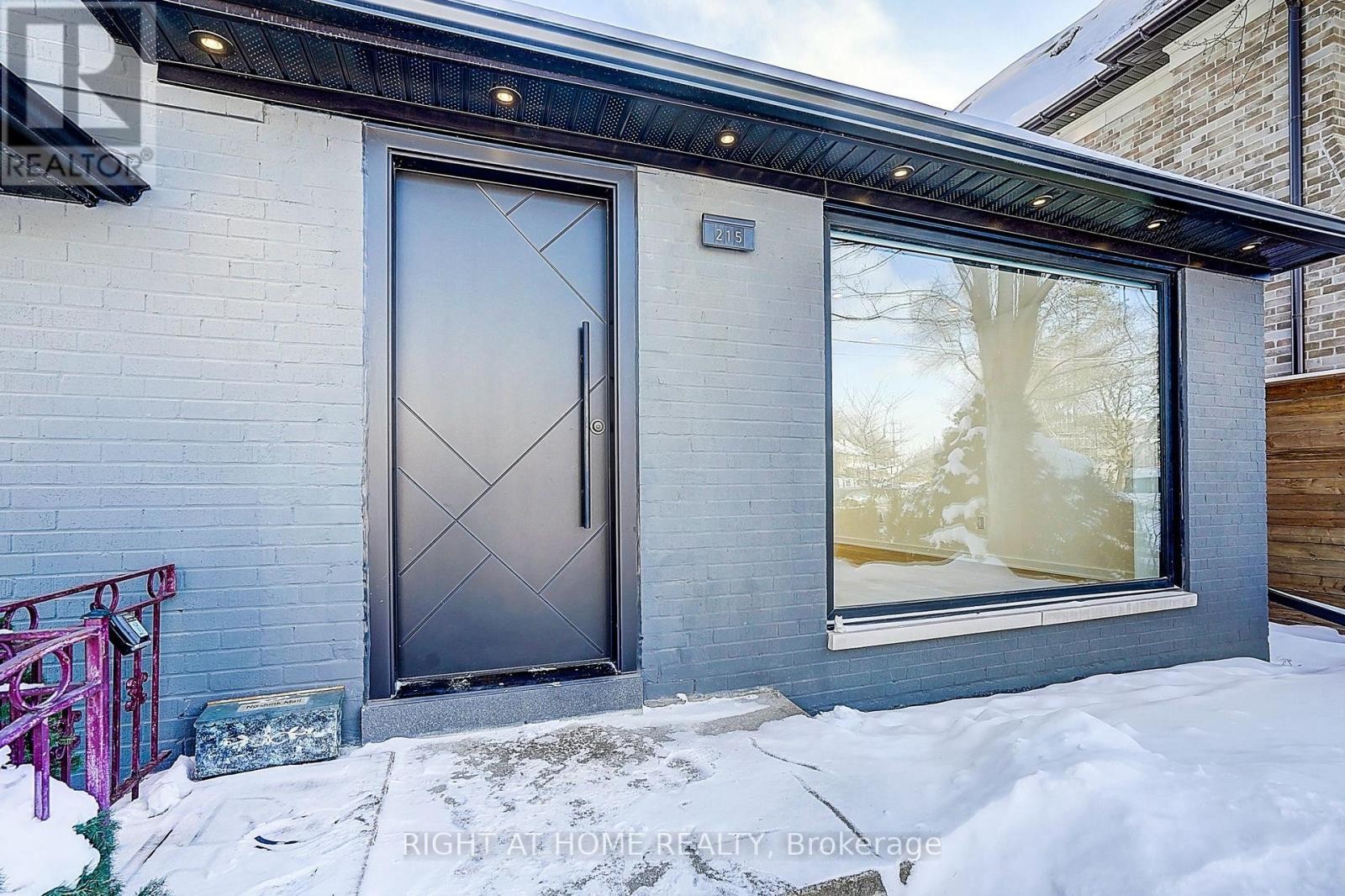 












215 CHURCHILL AVENUE

,
Toronto (Willowdale West),




Ontario
M2R1E2

