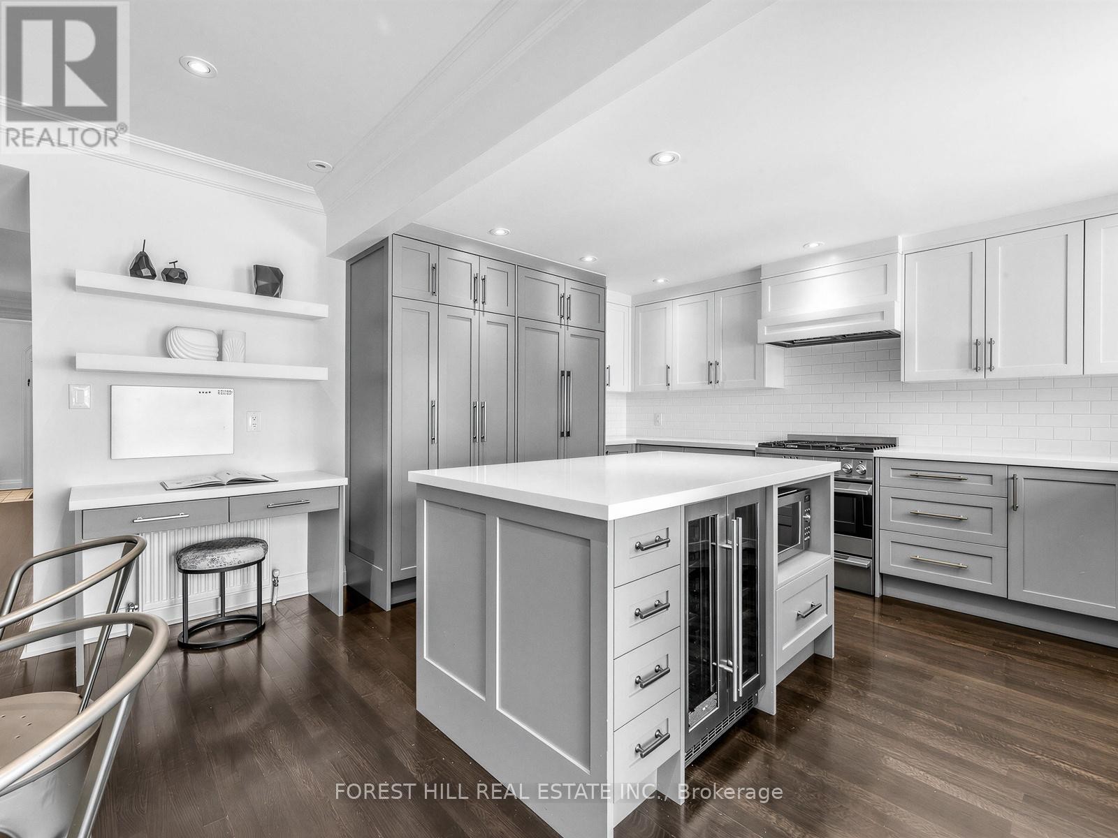 












21 GARDINER ROAD

,
Toronto (Forest Hill South),




Ontario
M5P3B4

