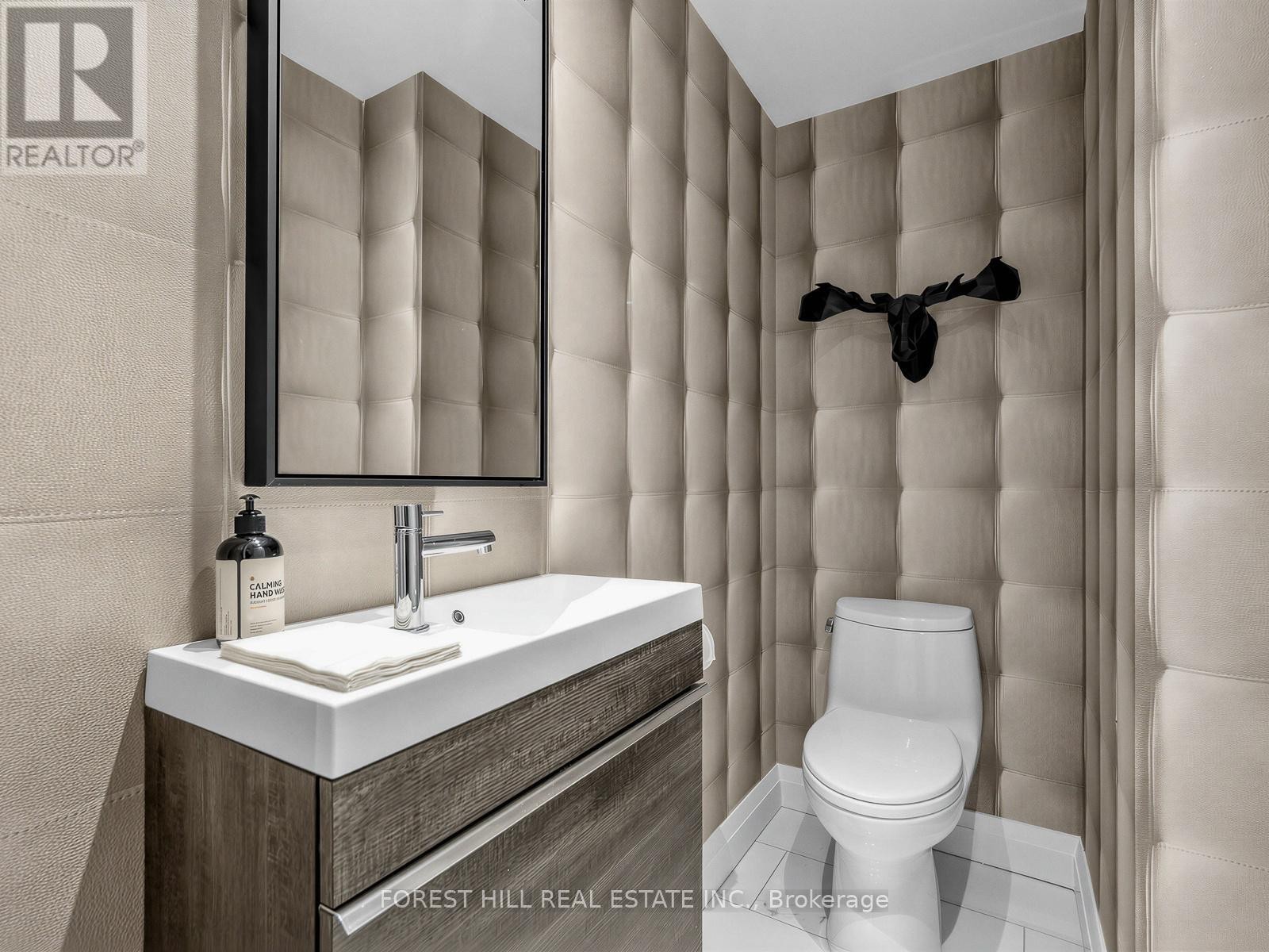 












21 GARDINER ROAD

,
Toronto (Forest Hill South),




Ontario
M5P3B4

