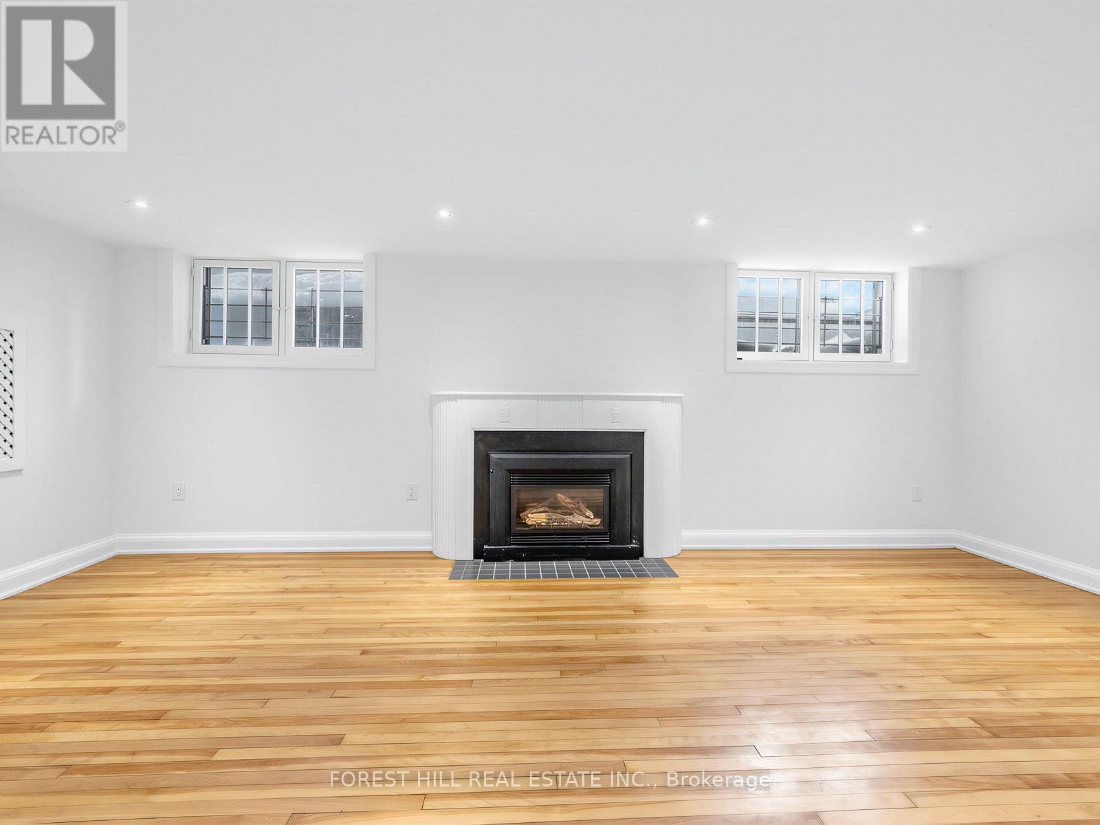 












21 GARDINER ROAD

,
Toronto (Forest Hill South),




Ontario
M5P3B4

