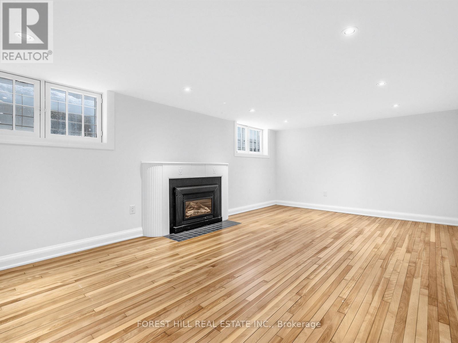 












21 GARDINER ROAD

,
Toronto (Forest Hill South),




Ontario
M5P3B4

