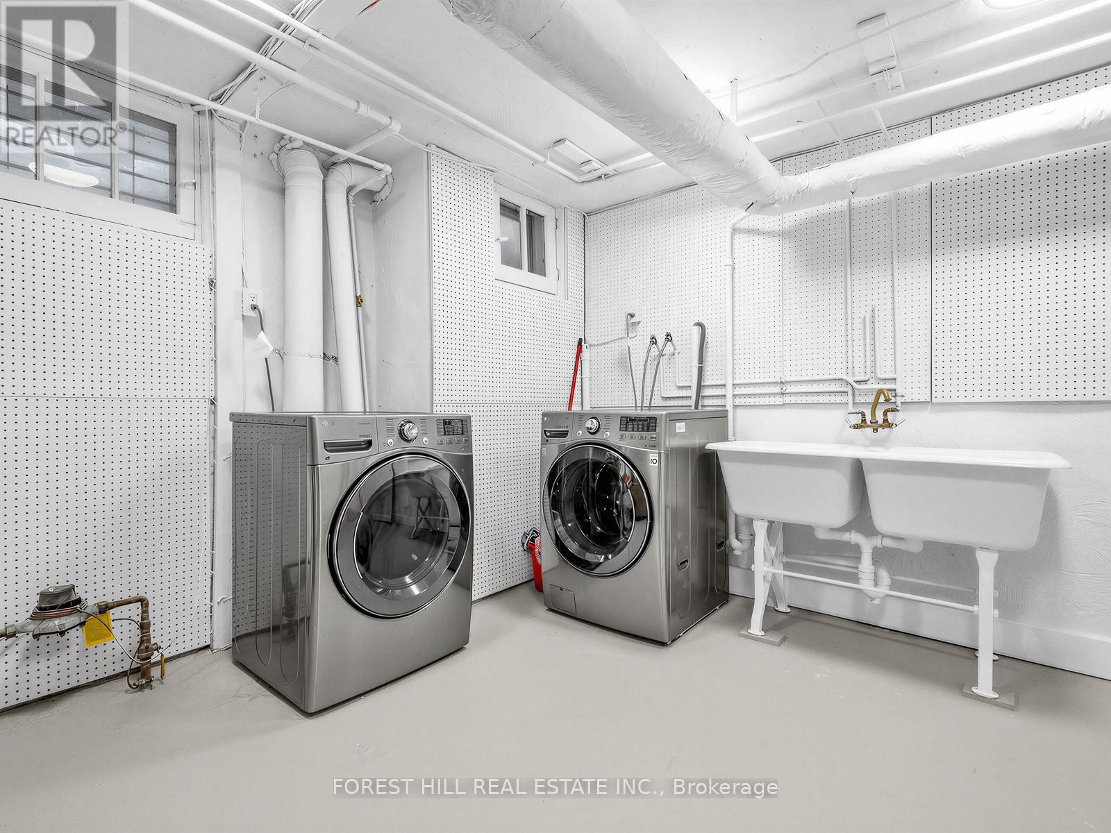 












21 GARDINER ROAD

,
Toronto (Forest Hill South),




Ontario
M5P3B4

