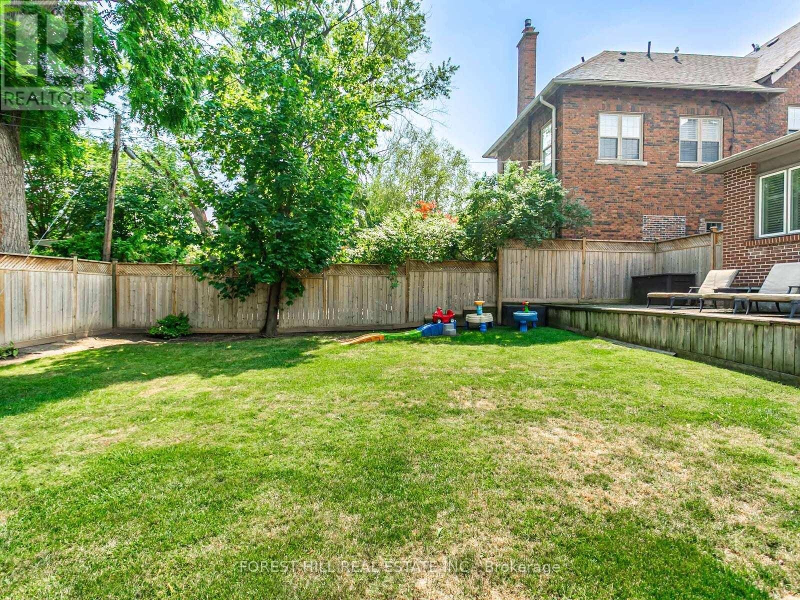 












21 GARDINER ROAD

,
Toronto (Forest Hill South),




Ontario
M5P3B4

