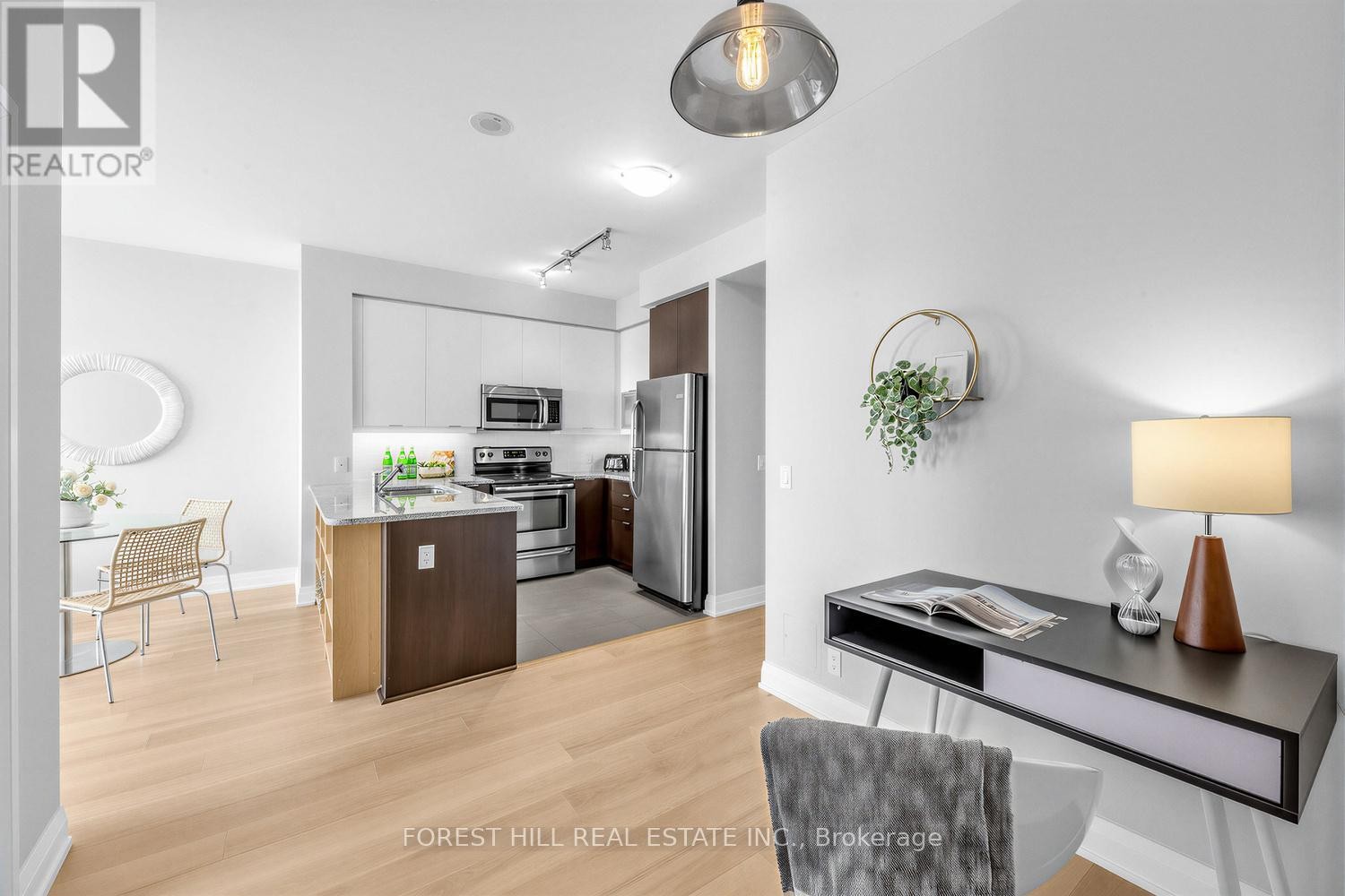 












701 - 530 ST. CLAIR AVENUE W

,
Toronto (Humewood-Cedarvale),




Ontario
M6C0A2

