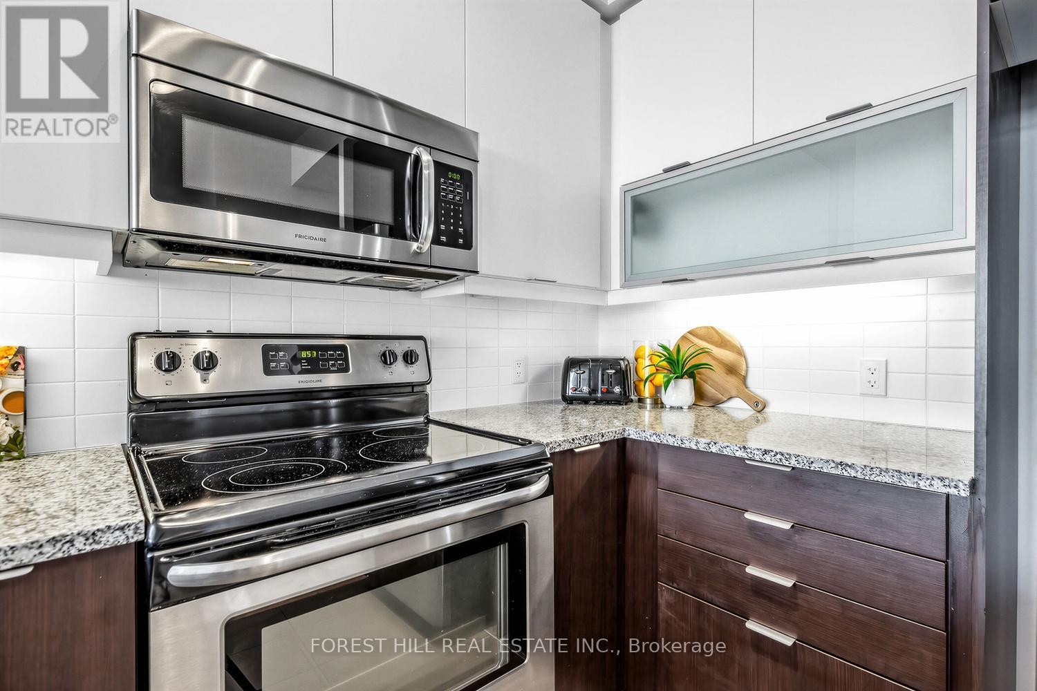 












701 - 530 ST. CLAIR AVENUE W

,
Toronto (Humewood-Cedarvale),




Ontario
M6C0A2

