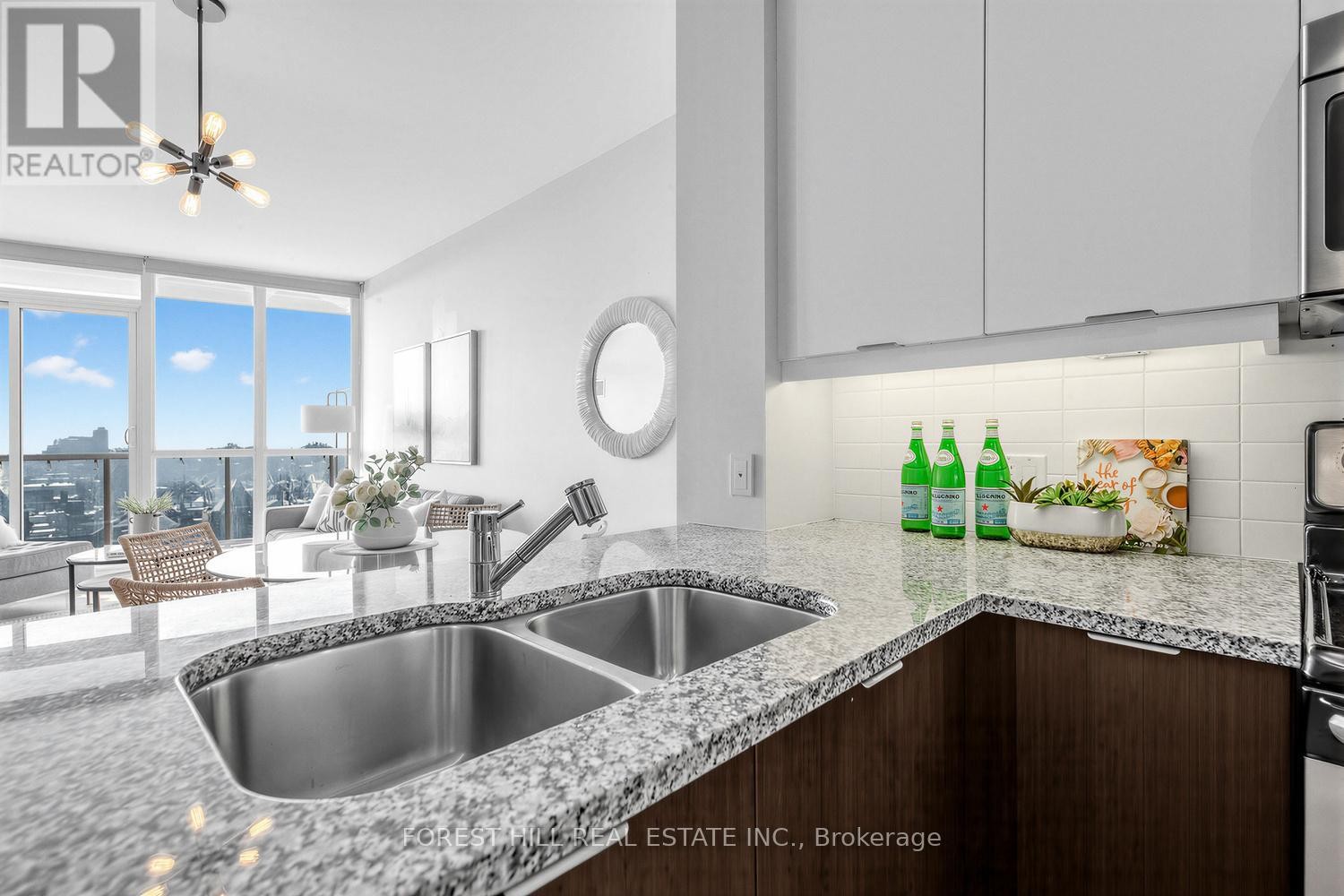 












701 - 530 ST. CLAIR AVENUE W

,
Toronto (Humewood-Cedarvale),




Ontario
M6C0A2

