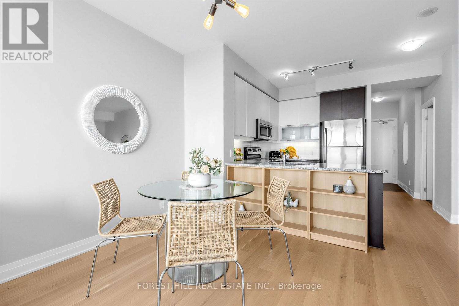 












701 - 530 ST. CLAIR AVENUE W

,
Toronto (Humewood-Cedarvale),




Ontario
M6C0A2

