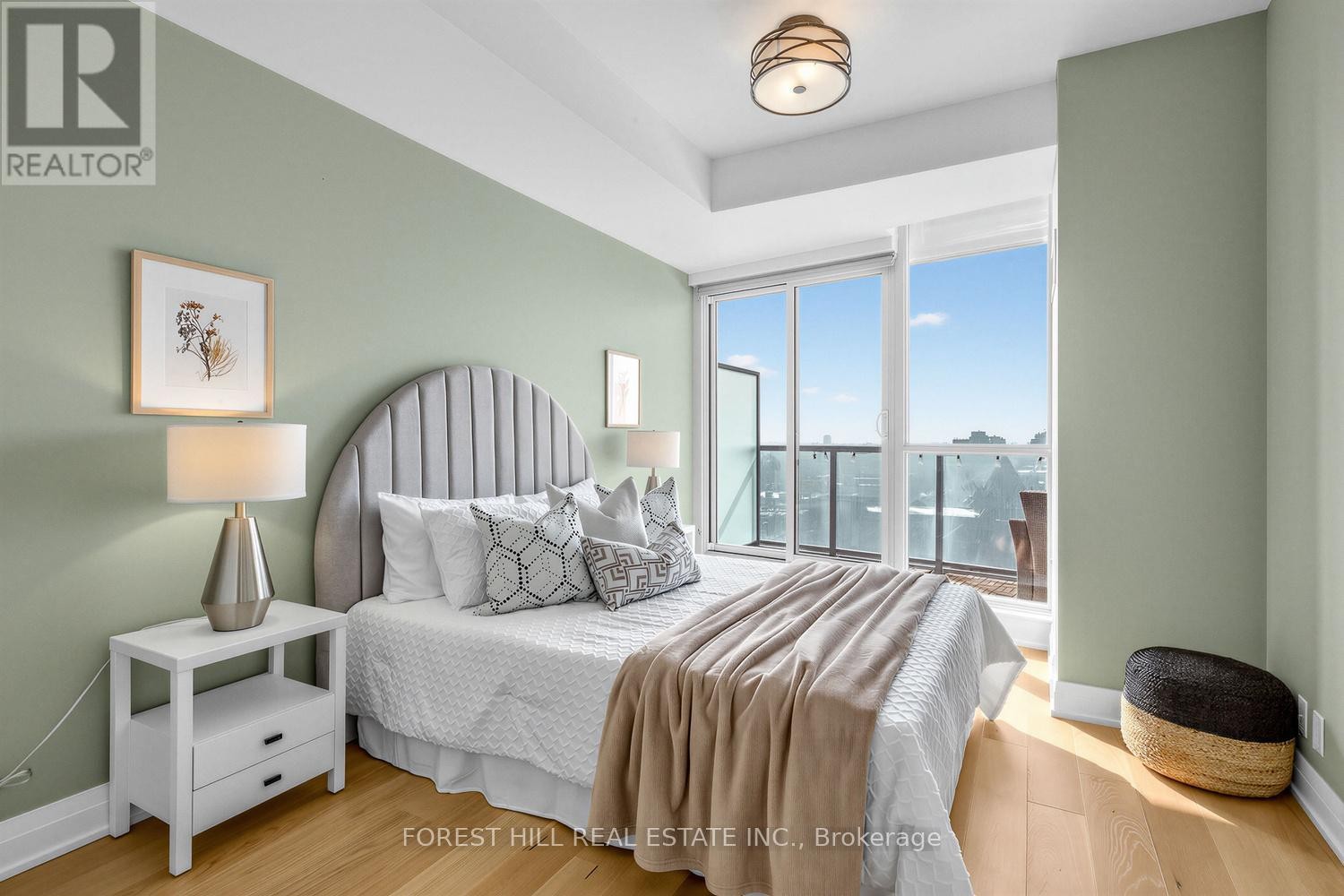 












701 - 530 ST. CLAIR AVENUE W

,
Toronto (Humewood-Cedarvale),




Ontario
M6C0A2

