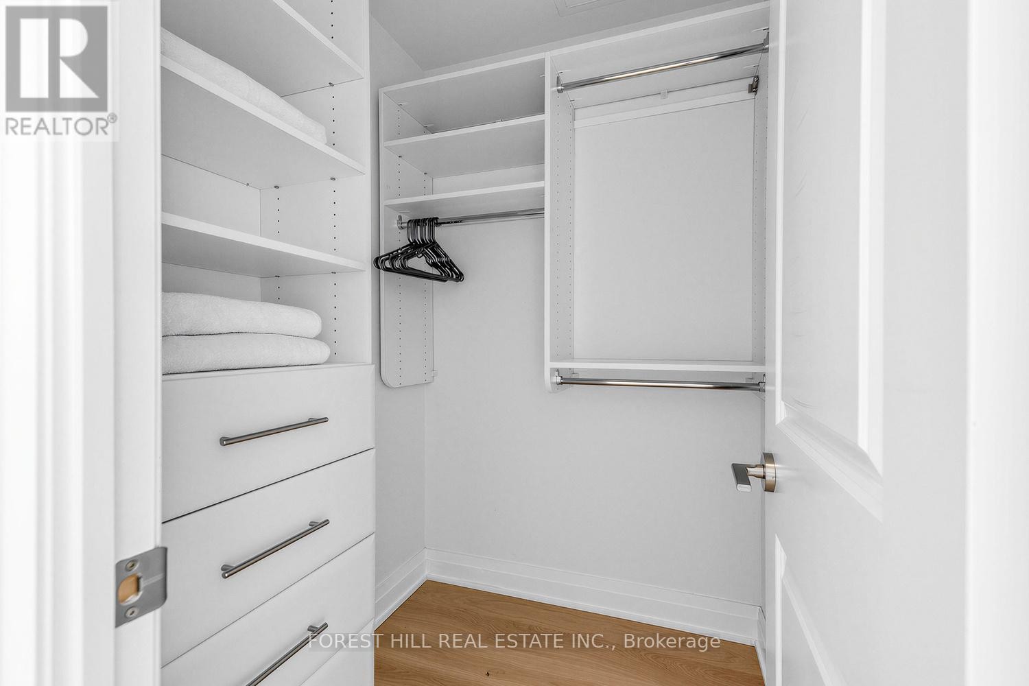 












701 - 530 ST. CLAIR AVENUE W

,
Toronto (Humewood-Cedarvale),




Ontario
M6C0A2

