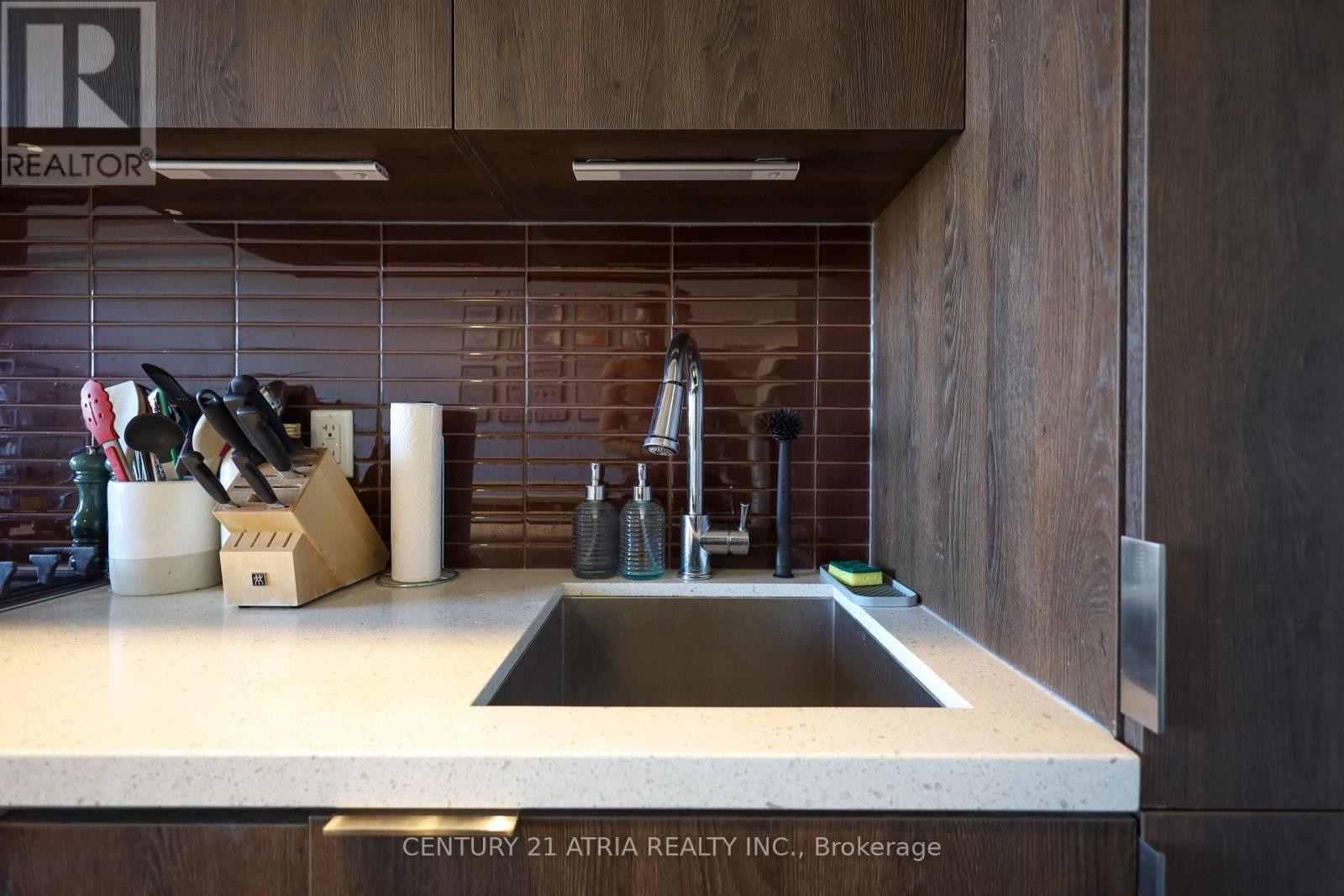 












517 - 109 OSSINGTON AVENUE

,
Toronto (Trinity-Bellwoods),




Ontario
M6J2Z2

