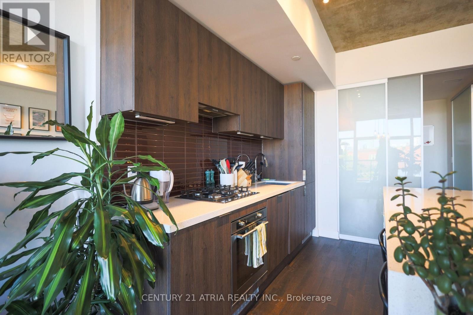 












517 - 109 OSSINGTON AVENUE

,
Toronto (Trinity-Bellwoods),




Ontario
M6J2Z2

