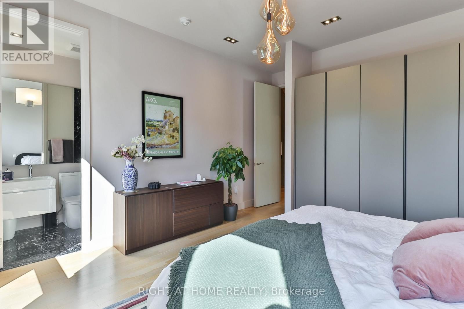 












18 MITCHELL AVENUE

,
Toronto (Niagara),




Ontario
M6J1B9

