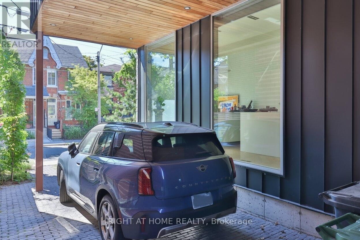 












18 MITCHELL AVENUE

,
Toronto (Niagara),




Ontario
M6J1B9

