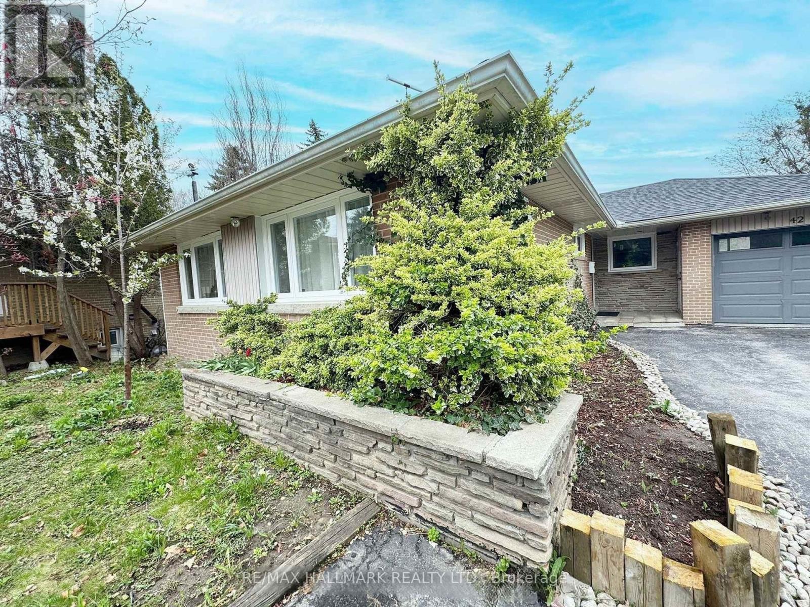 












42 MILLGATE CRESCENT

,
Toronto (Bayview Village),




Ontario
M2K1L6

