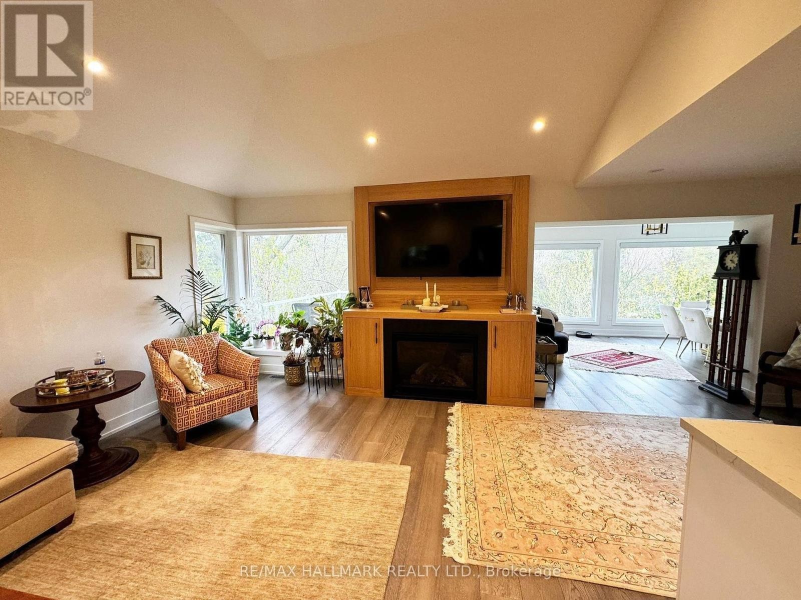 












42 MILLGATE CRESCENT

,
Toronto (Bayview Village),




Ontario
M2K1L6

