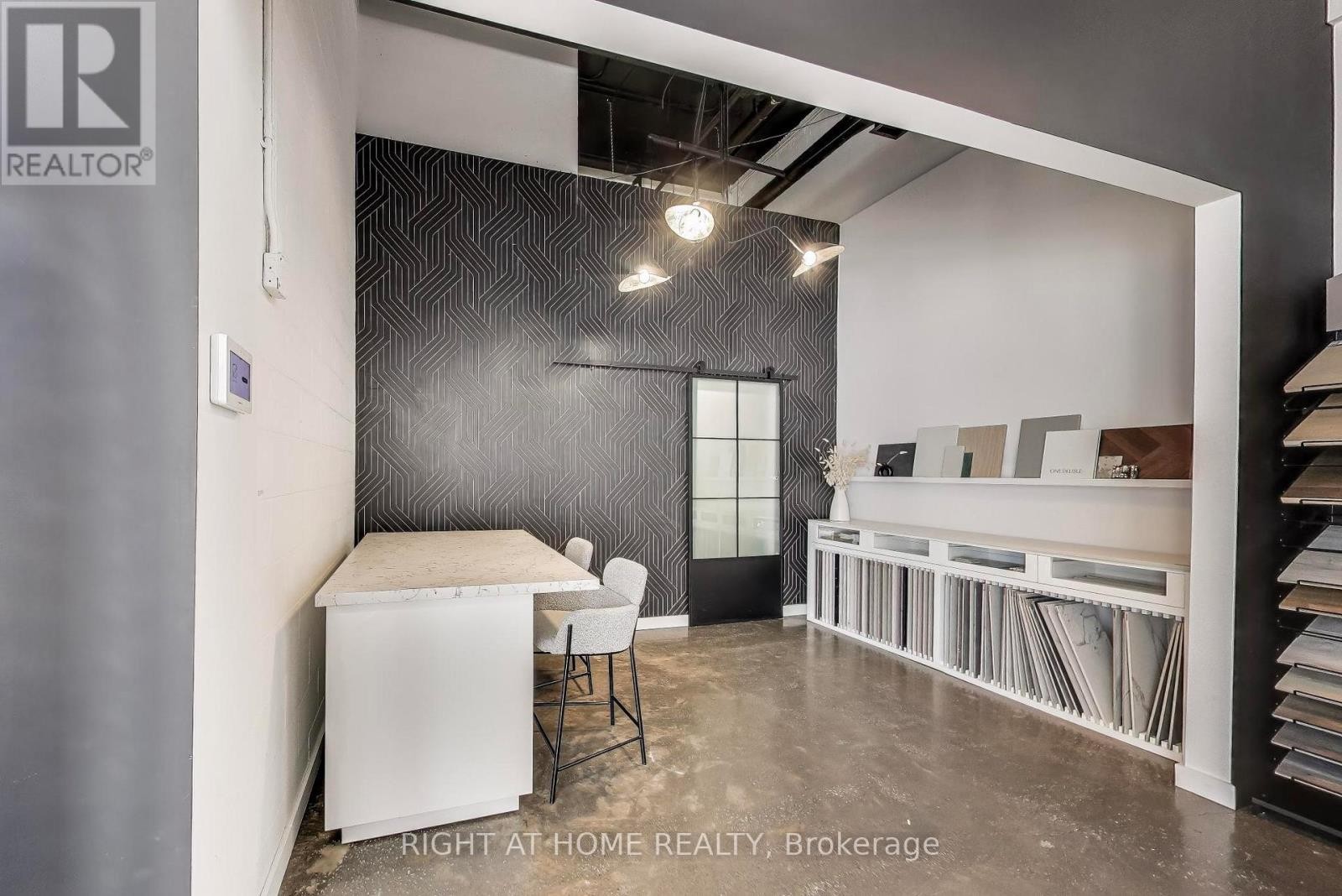 












98 SUDBURY STREET

,
Toronto (Trinity-Bellwoods),




Ontario
M6J0A9

