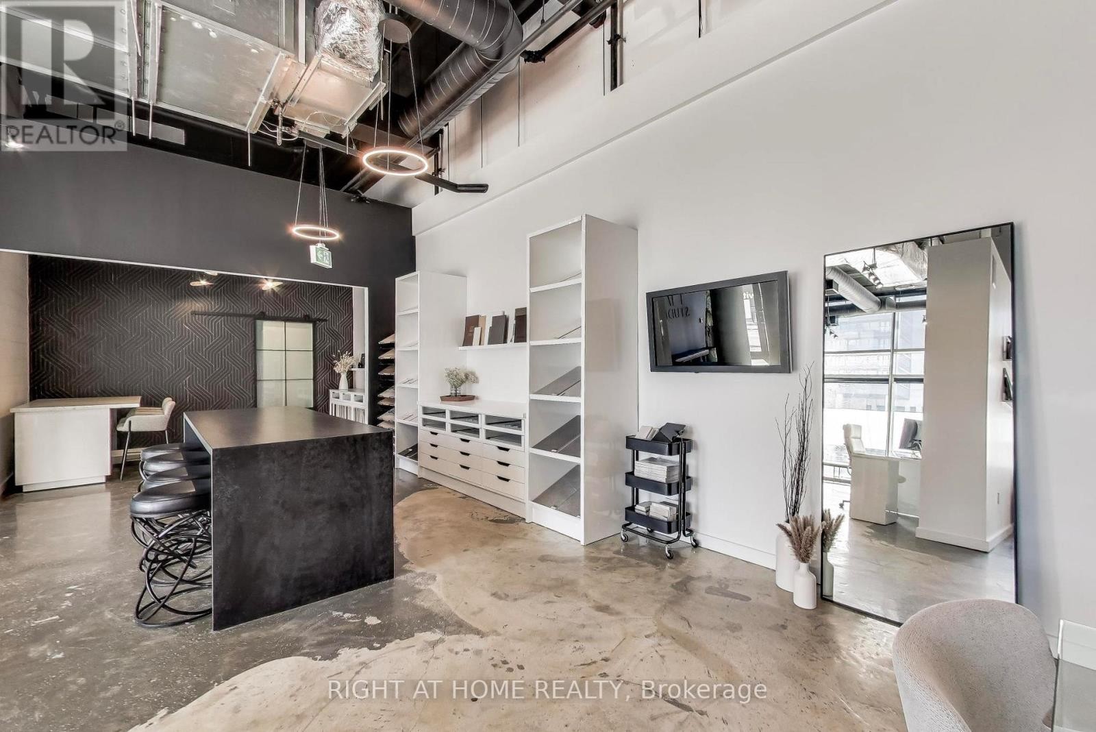 












98 SUDBURY STREET

,
Toronto (Trinity-Bellwoods),




Ontario
M6J0A9

