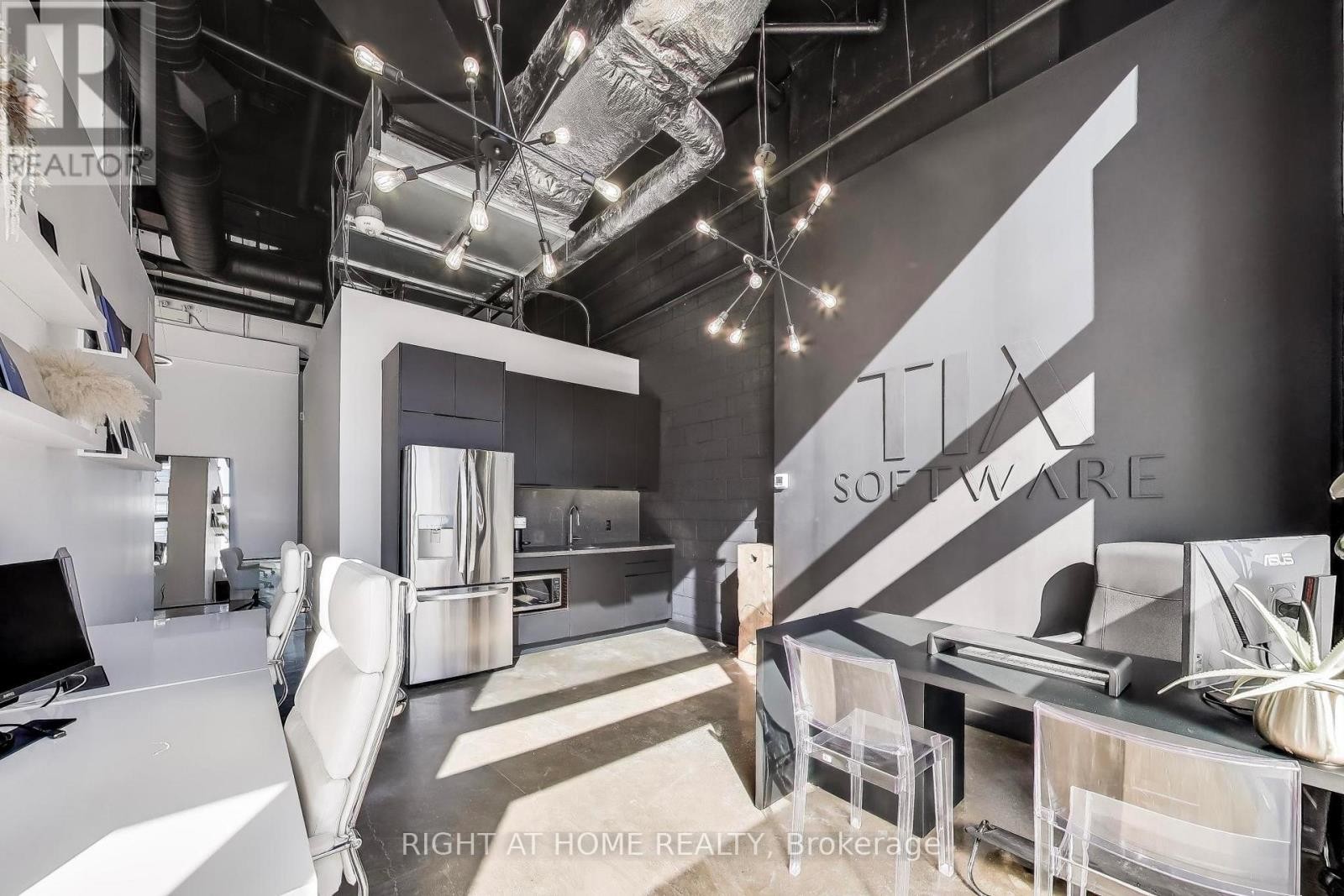 












98 SUDBURY STREET

,
Toronto (Trinity-Bellwoods),




Ontario
M6J0A9

