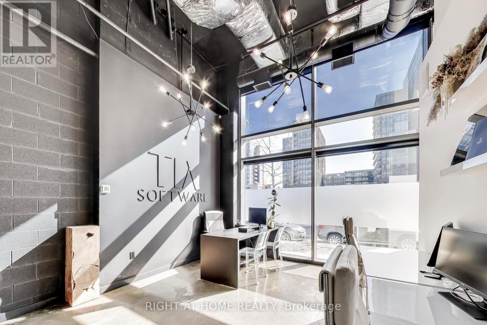 












98 SUDBURY STREET

,
Toronto (Trinity-Bellwoods),




Ontario
M6J0A9

