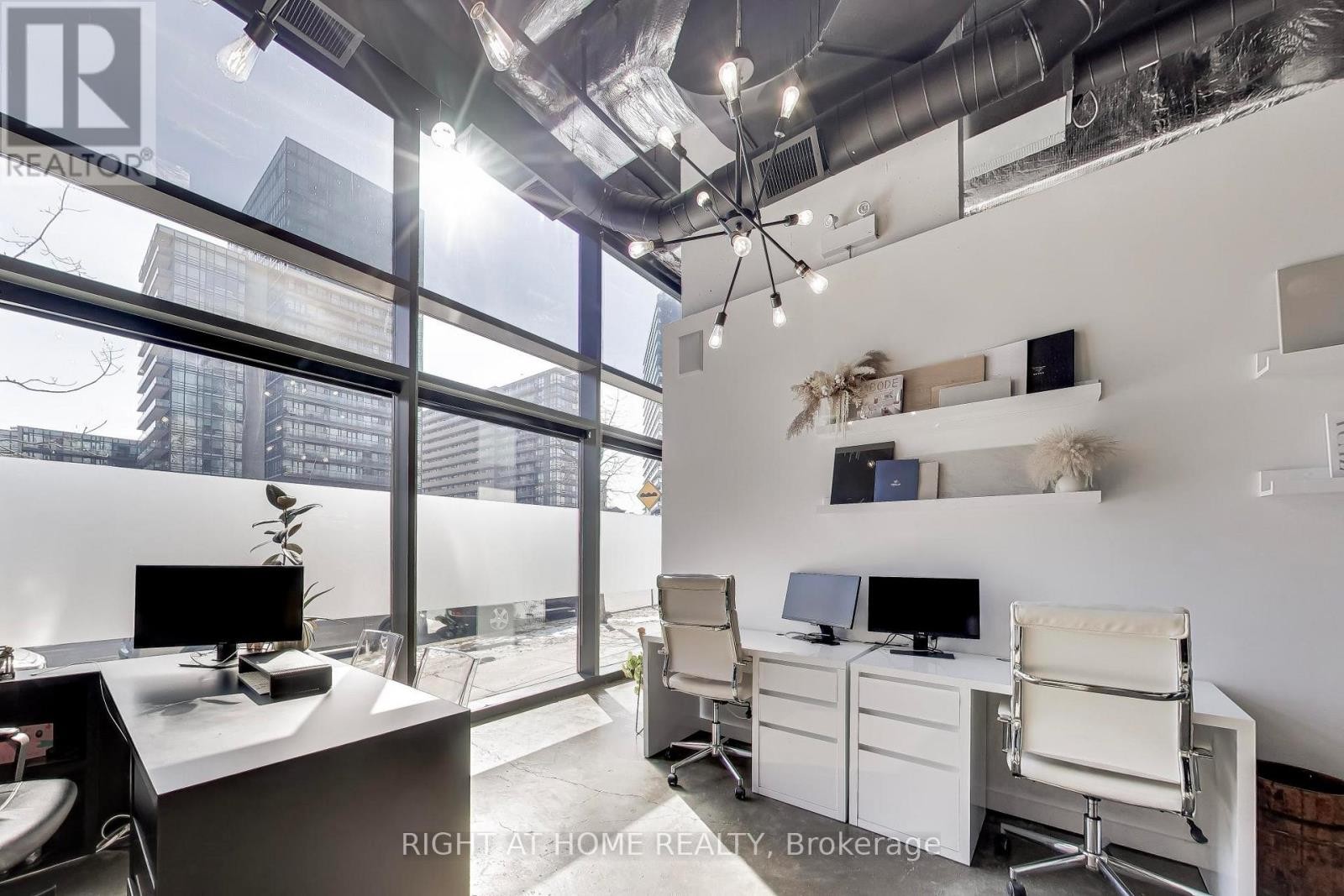 












98 SUDBURY STREET

,
Toronto (Trinity-Bellwoods),




Ontario
M6J0A9

