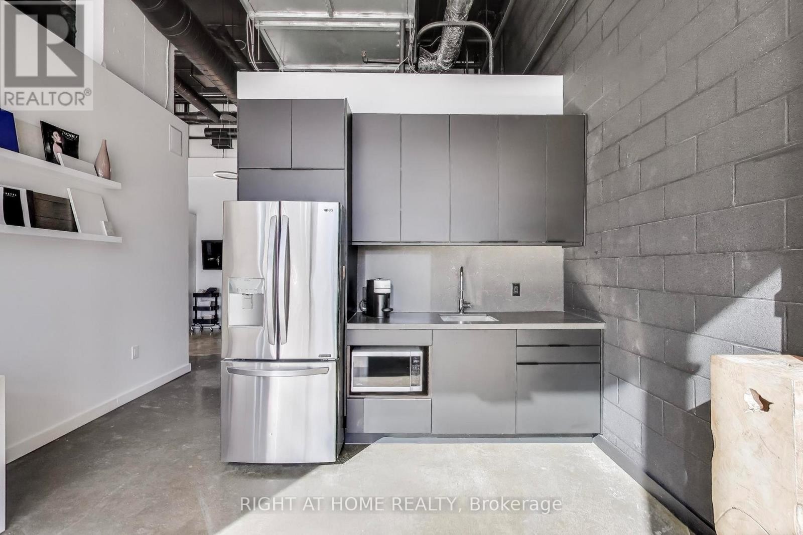 












98 SUDBURY STREET

,
Toronto (Trinity-Bellwoods),




Ontario
M6J0A9

