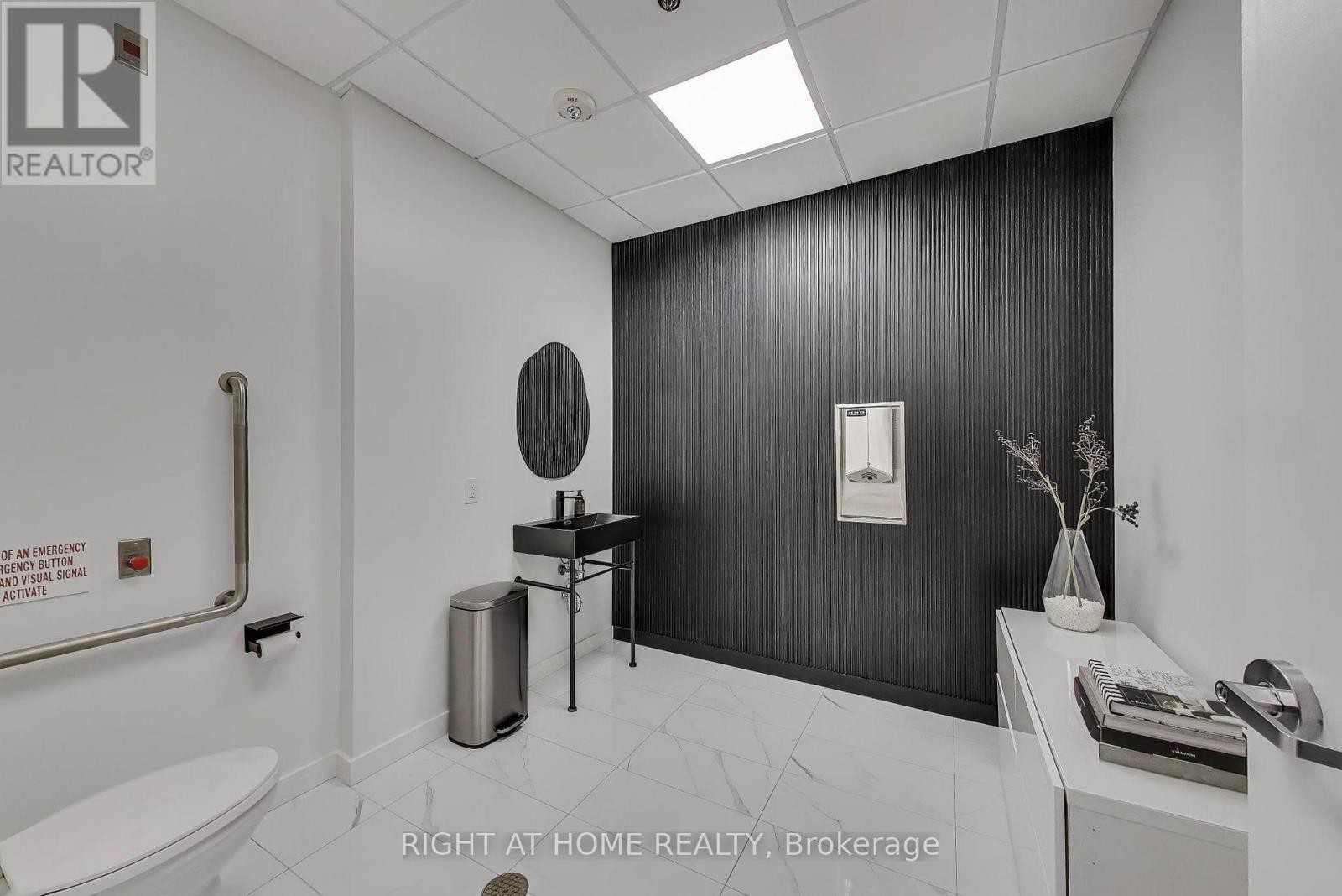 












98 SUDBURY STREET

,
Toronto (Trinity-Bellwoods),




Ontario
M6J0A9

