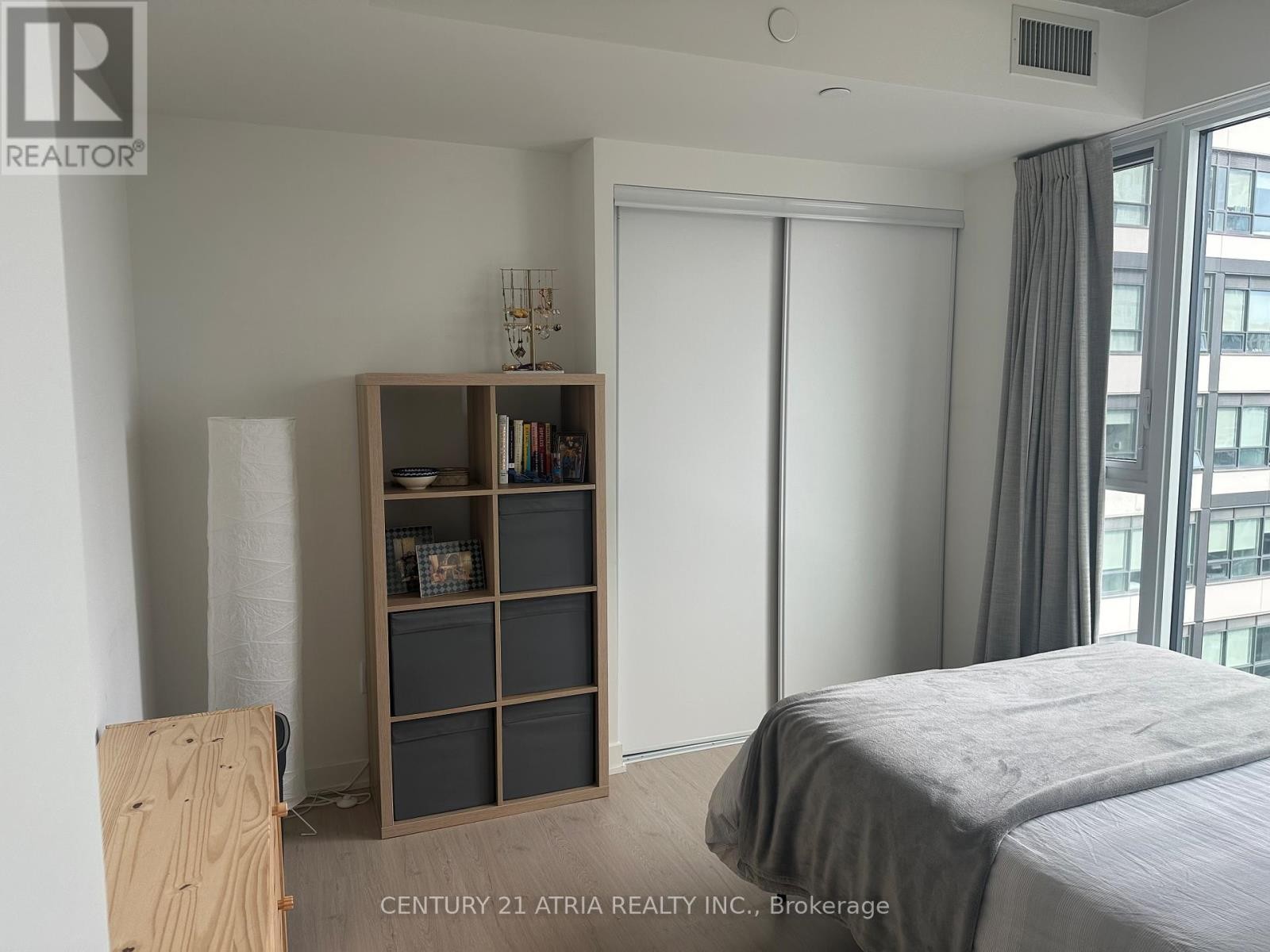 












1809 - 65 MUTUAL STREET

,
Toronto (Church-Yonge Corridor),




Ontario
M5B2A9

