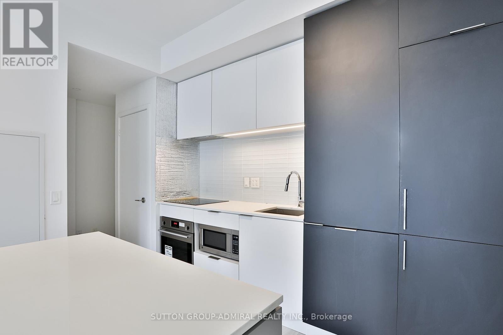 












911 - 33 HELENDALE AVENUE

,
Toronto (Yonge-Eglinton),




Ontario
M4R1C5

