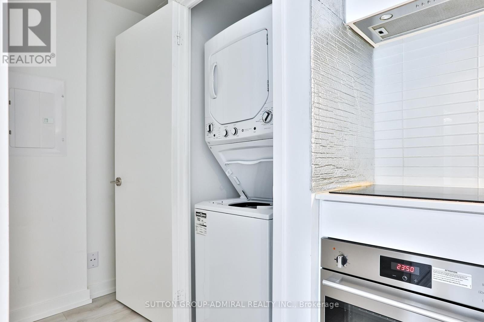 












911 - 33 HELENDALE AVENUE

,
Toronto (Yonge-Eglinton),




Ontario
M4R1C5

