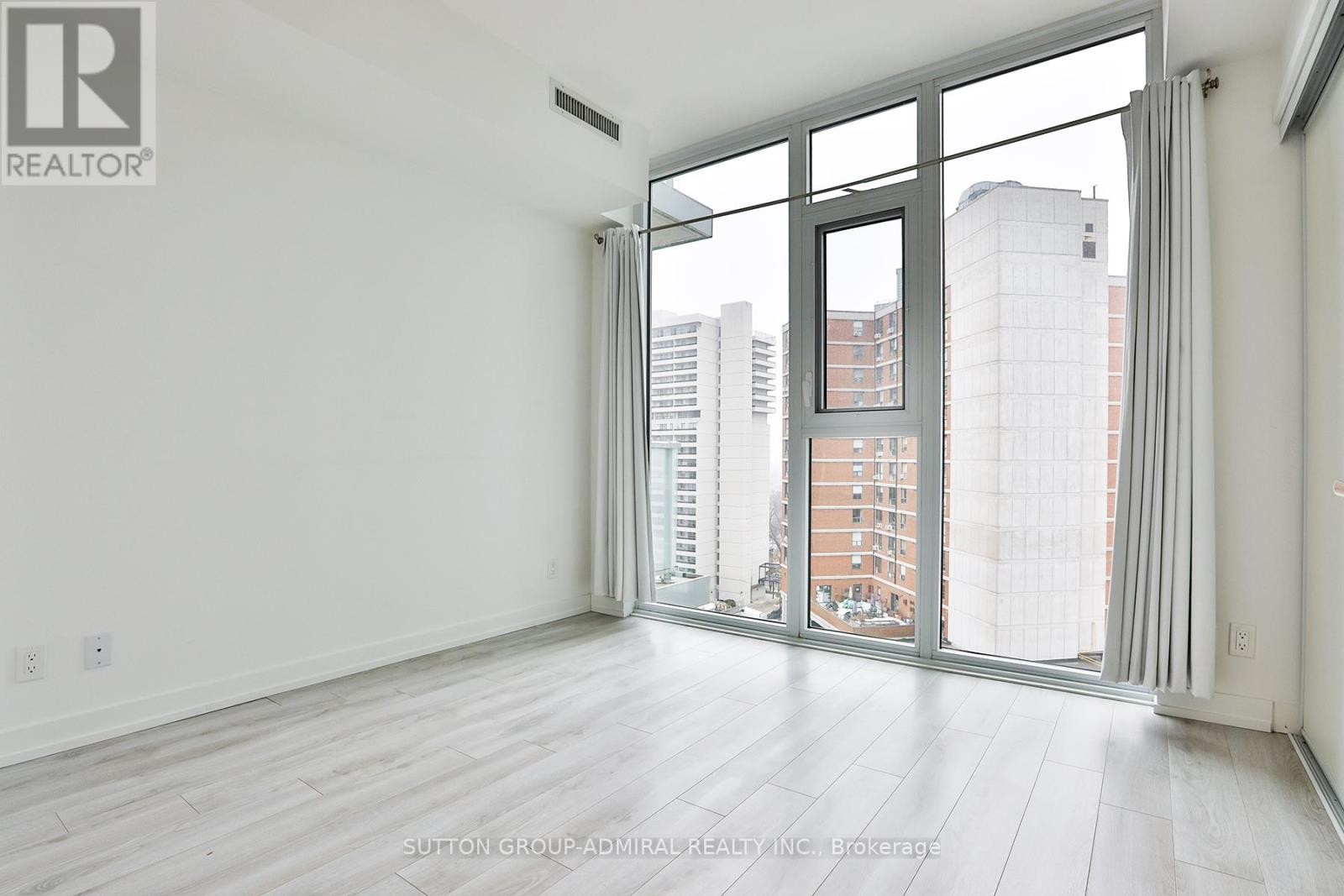 












911 - 33 HELENDALE AVENUE

,
Toronto (Yonge-Eglinton),




Ontario
M4R1C5

