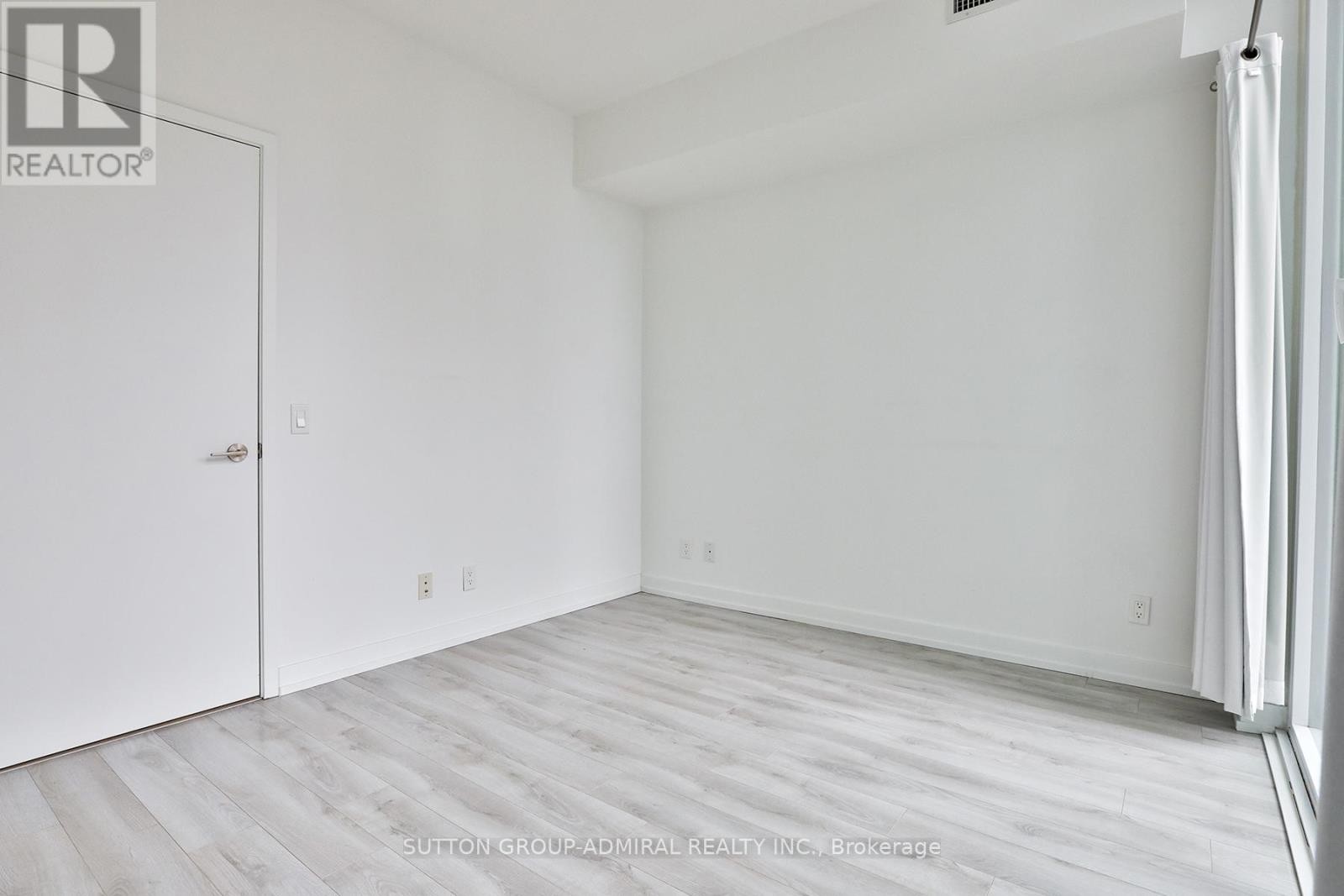 












911 - 33 HELENDALE AVENUE

,
Toronto (Yonge-Eglinton),




Ontario
M4R1C5

