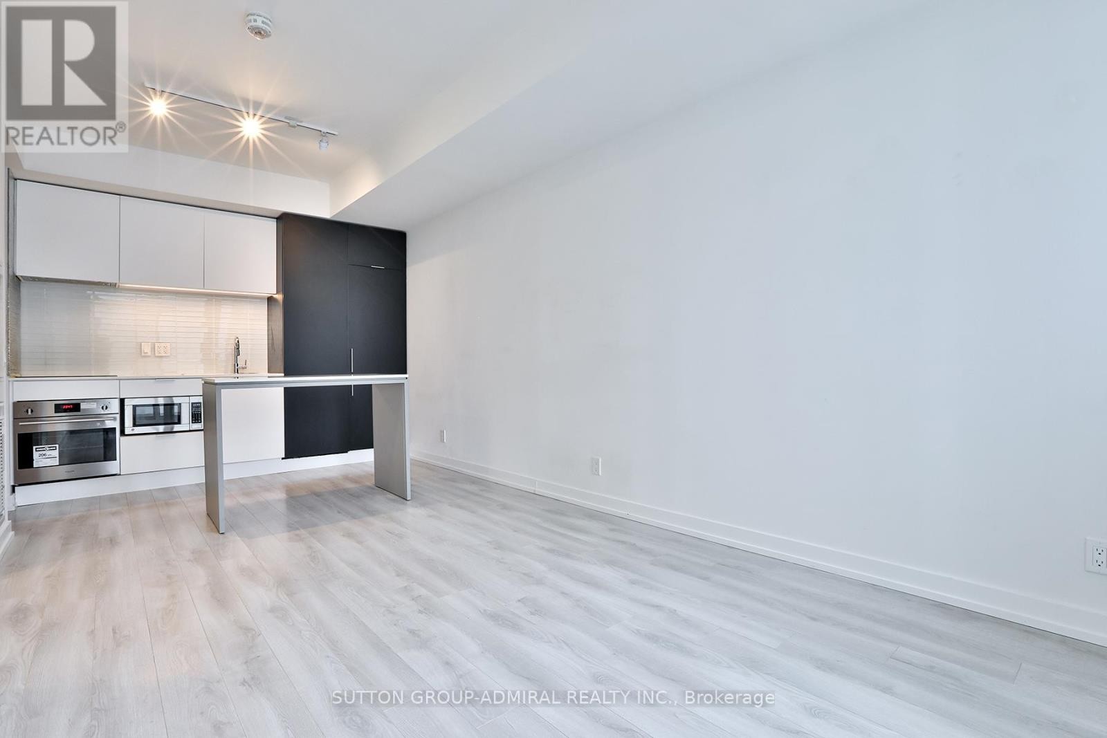 












911 - 33 HELENDALE AVENUE

,
Toronto (Yonge-Eglinton),




Ontario
M4R1C5

