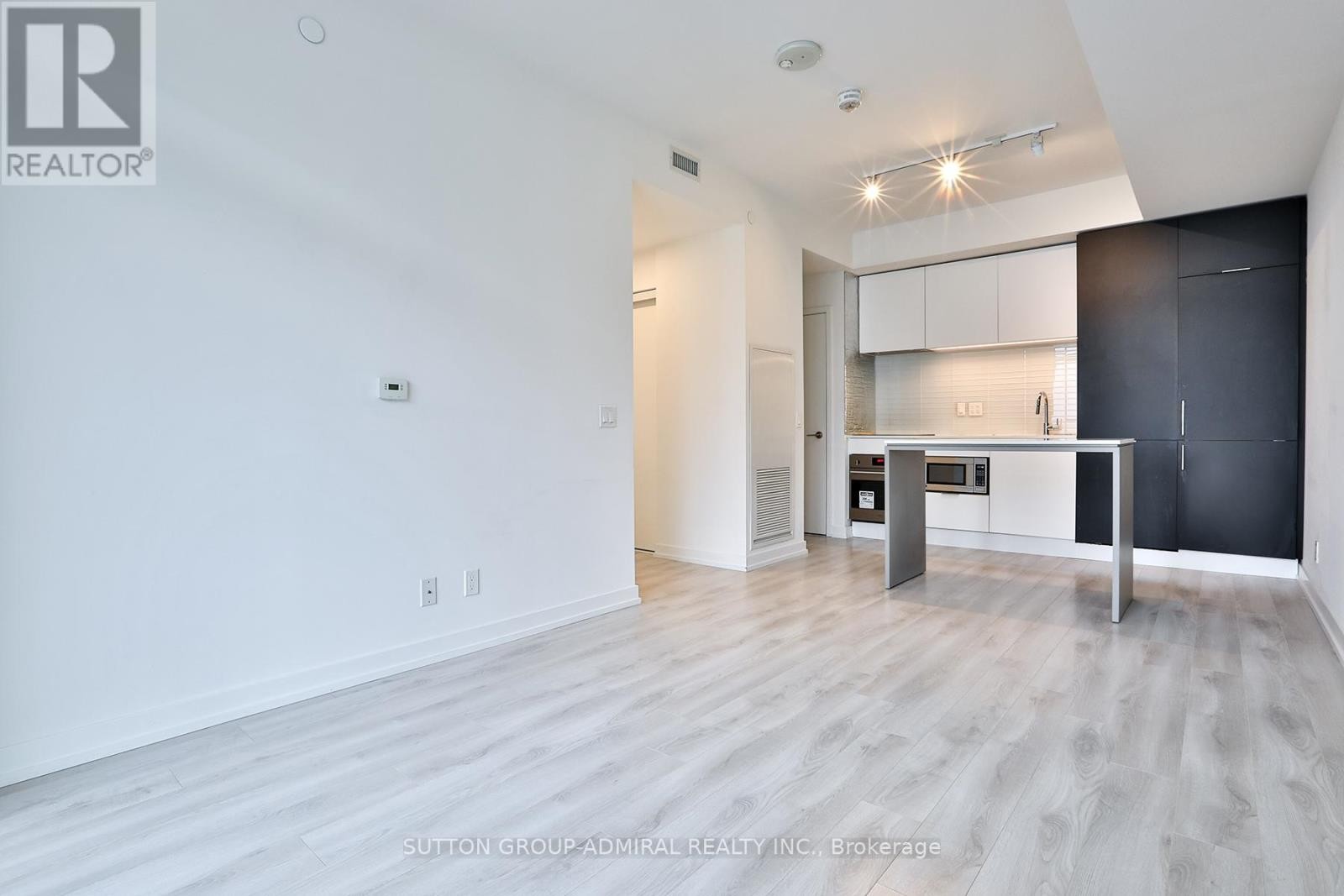 












911 - 33 HELENDALE AVENUE

,
Toronto (Yonge-Eglinton),




Ontario
M4R1C5

