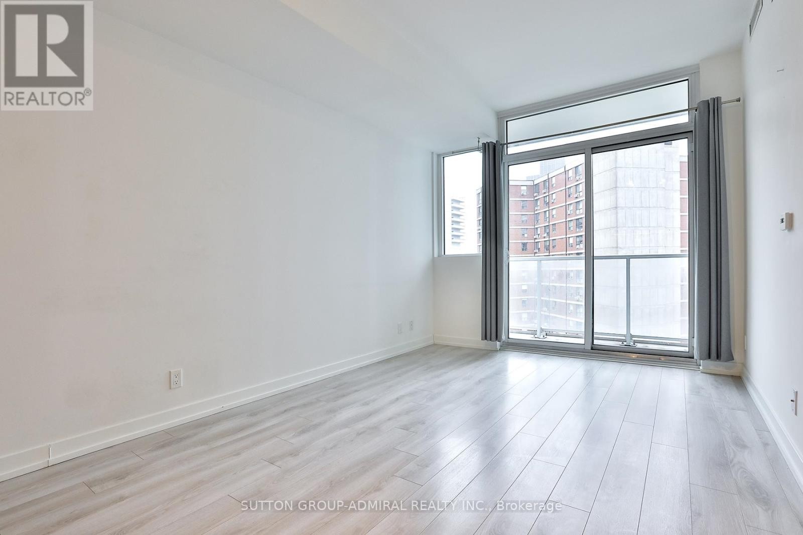 












911 - 33 HELENDALE AVENUE

,
Toronto (Yonge-Eglinton),




Ontario
M4R1C5

