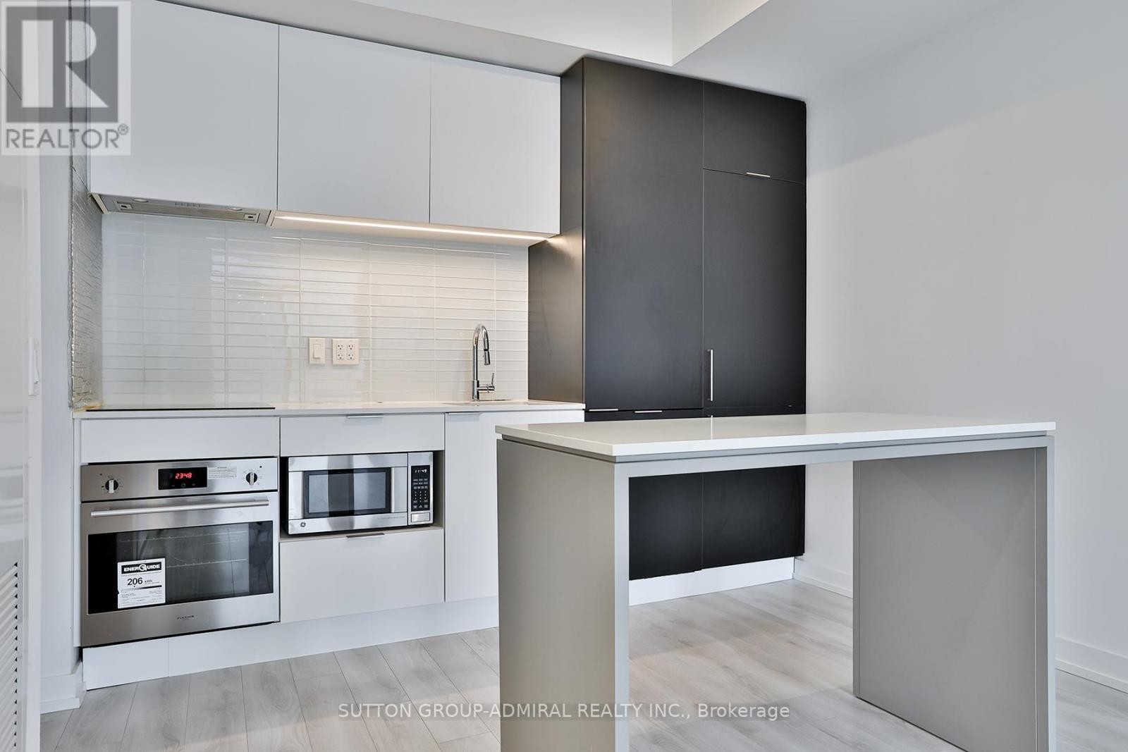 












911 - 33 HELENDALE AVENUE

,
Toronto (Yonge-Eglinton),




Ontario
M4R1C5

