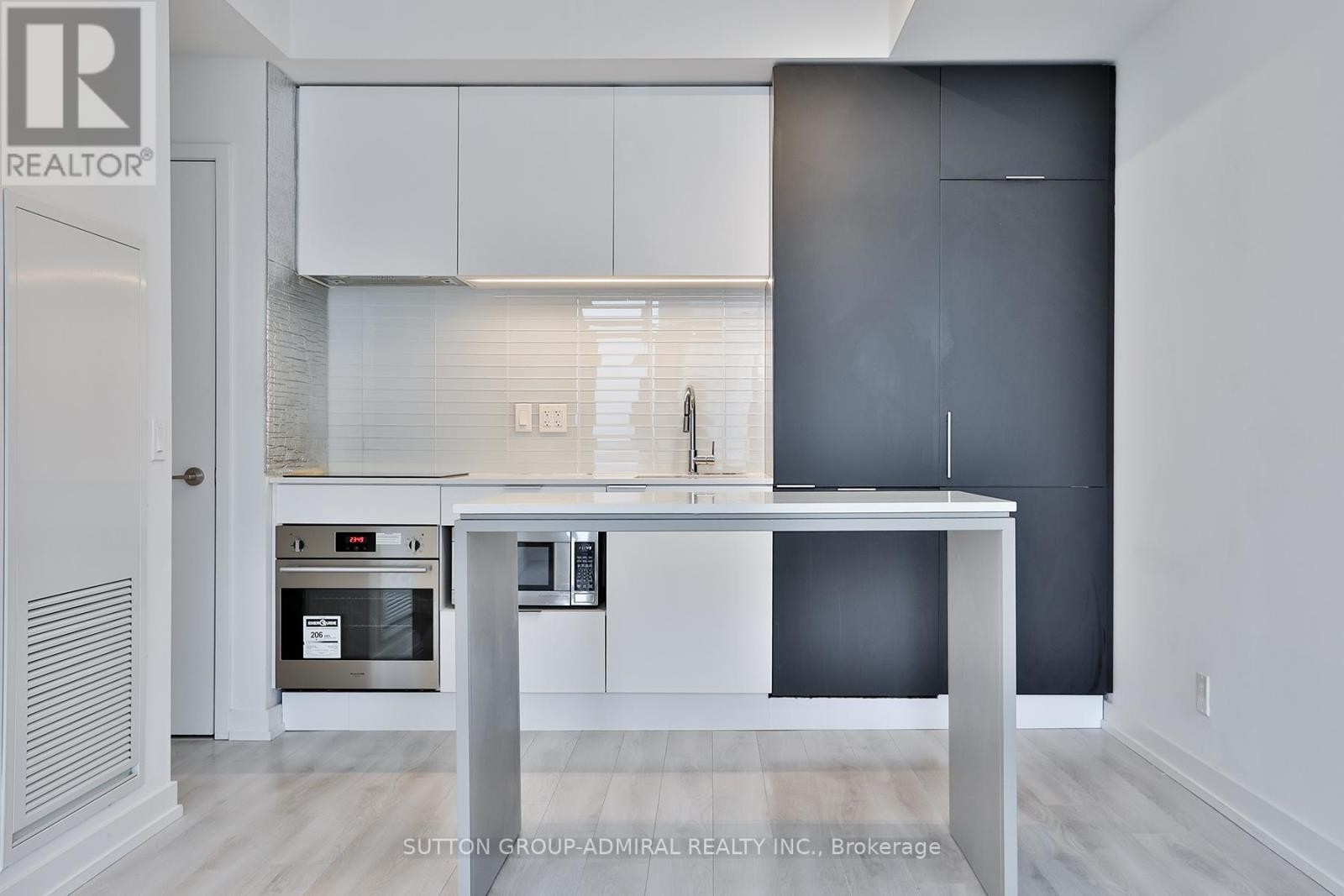 












911 - 33 HELENDALE AVENUE

,
Toronto (Yonge-Eglinton),




Ontario
M4R1C5

